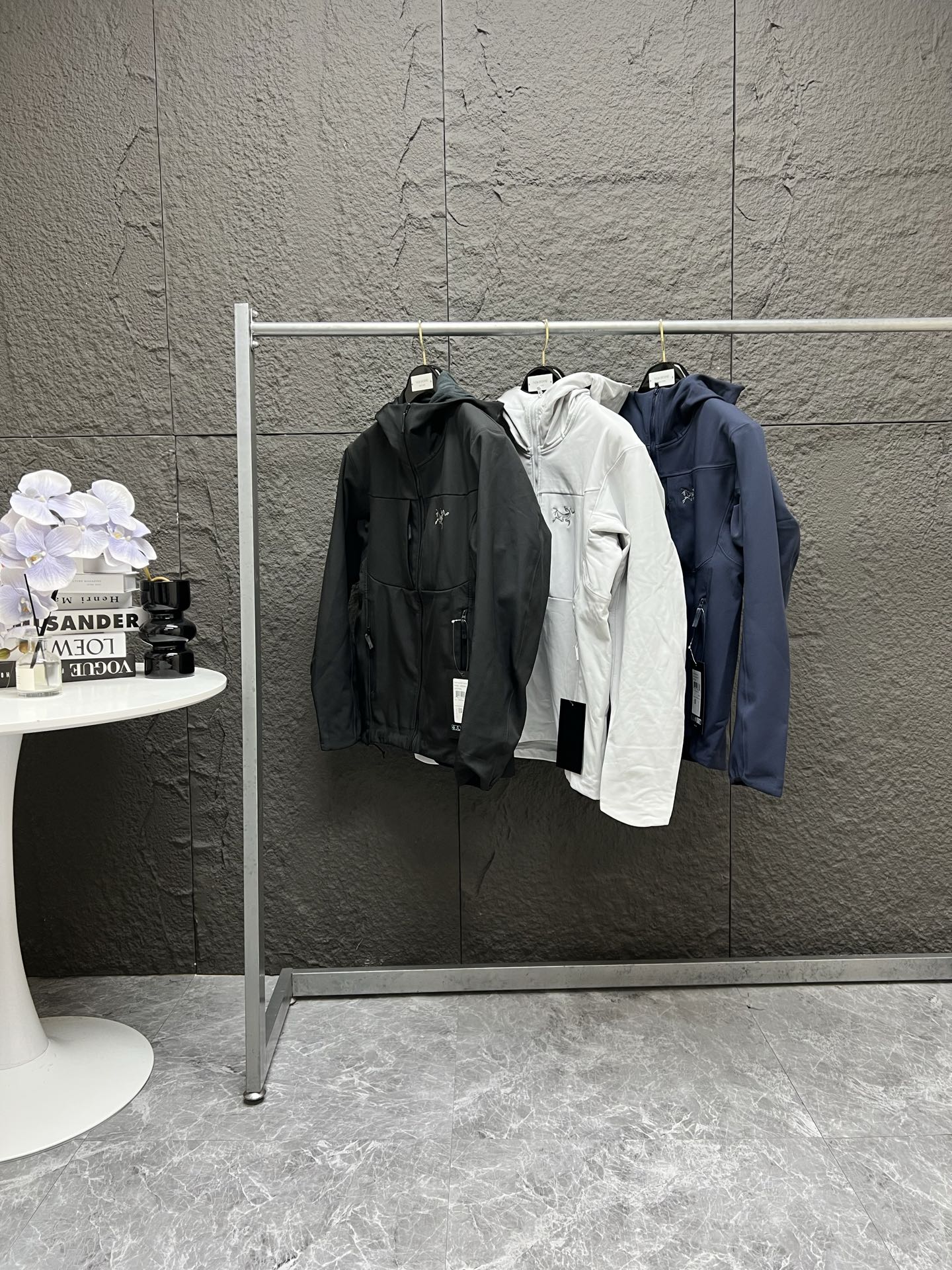 始祖鸟软壳全压胶gamma mx hoody纯色保暖软壳连帽外套 gamma mx防风冲锋衣 秋冬城市通勤和户外攀岩运动,防风耐磨透气 相比于冲锋衣 上身更加舒适合身 百搭 - 100%放心出门 随意进出任何潮流场合户外全天候系列() gamma mx软壳加绒冲锋衣常规剪裁 -gamma伽马是的通用型软壳产品线,mx表示适用于混合天气,各方面性能都所照顾,没有明显偏重 -gamma mx是软壳中的top seller,出了名的万金油型产品,属于城市户外兼用的系列,内部有薄抓绒,适合多变天气下的混合活动使用;口袋比较多,正面有两个对称的胸袋,两个插手口袋,必要时,口袋全打开也能起到辅助散热的作用;老款的左臂有一个压胶口袋,新款取消了这个设计,整体风格更简约 -面料经过r防水处理,可以短 雨,也有防雪和抗污的效果,透气性比windstoer好些,不过防风略弱一些,防风防水性能以及面料质感都优于同系列的gamma LT 颜色:隐秘灰 黑色 藏青 衣长:68 70 72 74 76 胸围:116 120 124 128 132 肩宽:46 48 50 52 54 袖长:60 62 64 66 68 s码推荐90-120斤 m码推荐120-150 斤 l码推荐 140-170斤 xl 码推荐160-190斤