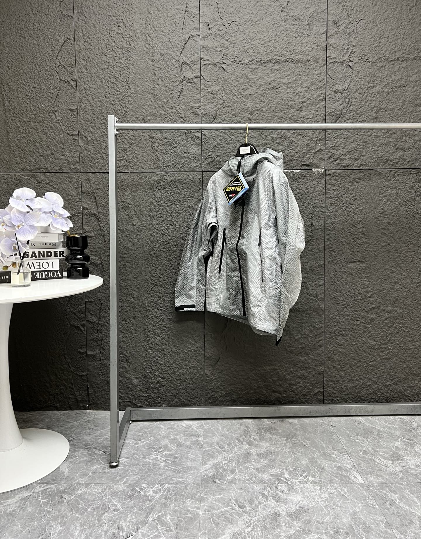 💰380 独家臻品
   始祖鸟 Walk Gently系列新款皮肤衣 Beta SL 夹克
ARC'TERYX始祖鸟蛇纹外套压胶硬壳冲锋衣
    携手来自加拿大艺术家及设计师 Cole Sparrow-Crawford，共同打造了全新的ГWalk Gently」服饰系列。
该系列精心制作了七件单品，灵感来自太平洋西北部海岸萨利希地区的原住民。“受海岸萨利希地区春夏传统的启发，这个系列反映了我的人民与这片土地的深厚联系,”Sparrow-Crawford 说道。“从水到山，我们的生活方式已经深深植根于此--我们的传统源于这片土地。这些设计是为了纪念这种联系而创作的。

颜色：蛇纹

尺码:S M L XL XXL