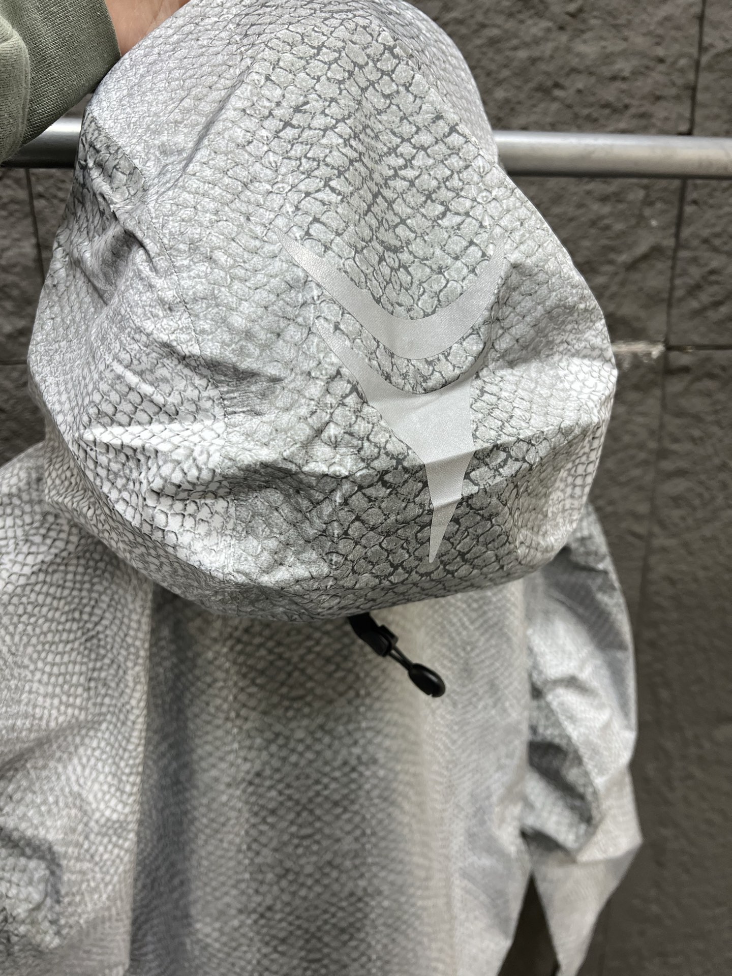 💰380 独家臻品
   始祖鸟 Walk Gently系列新款皮肤衣 Beta SL 夹克
ARC'TERYX始祖鸟蛇纹外套压胶硬壳冲锋衣
    携手来自加拿大艺术家及设计师 Cole Sparrow-Crawford，共同打造了全新的ГWalk Gently」服饰系列。
该系列精心制作了七件单品，灵感来自太平洋西北部海岸萨利希地区的原住民。“受海岸萨利希地区春夏传统的启发，这个系列反映了我的人民与这片土地的深厚联系,”Sparrow-Crawford 说道。“从水到山，我们的生活方式已经深深植根于此--我们的传统源于这片土地。这些设计是为了纪念这种联系而创作的。

颜色：蛇纹

尺码:S M L XL XXL