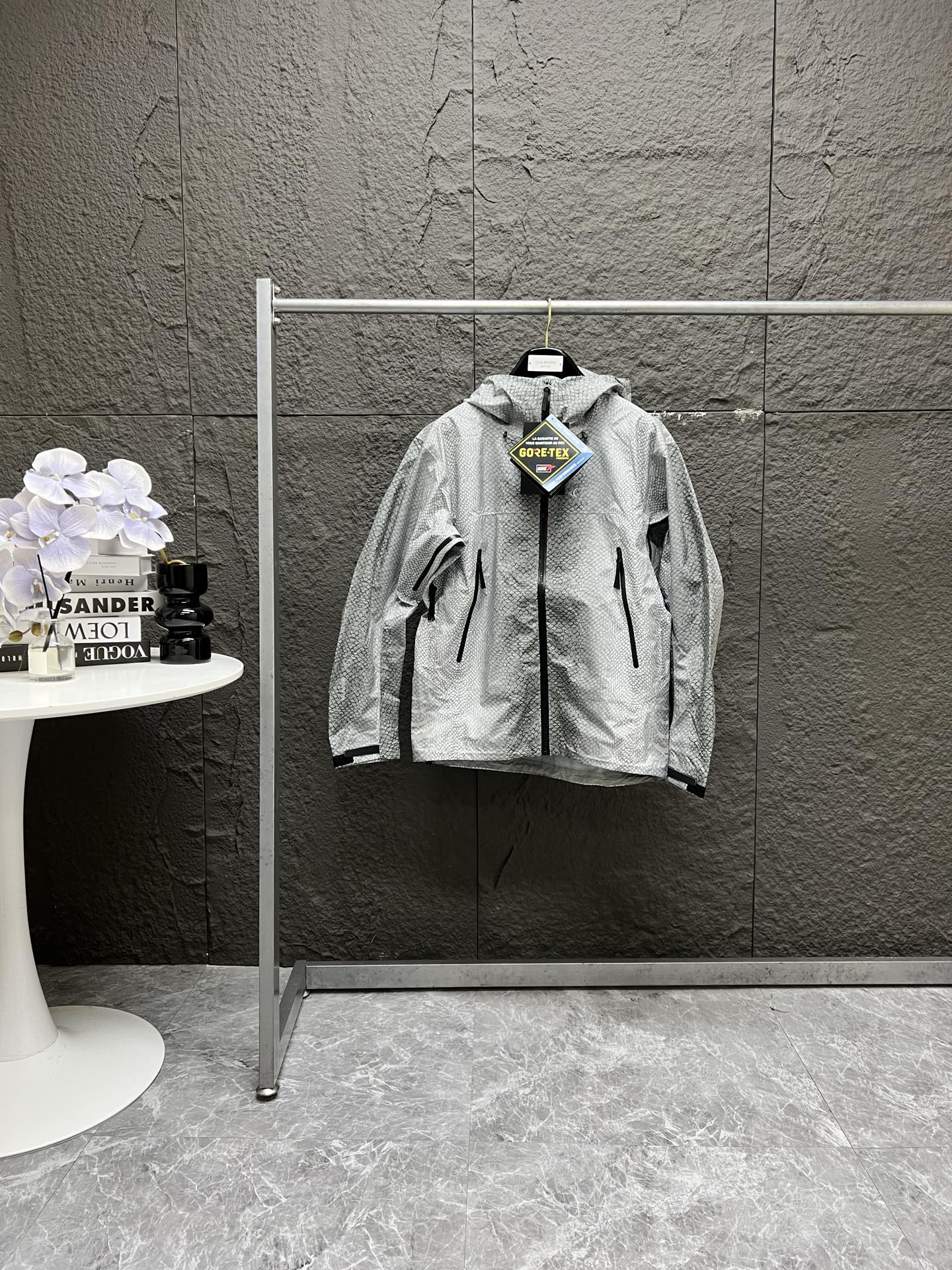 💰380 独家臻品
   始祖鸟 Walk Gently系列新款皮肤衣 Beta SL 夹克
ARC'TERYX始祖鸟蛇纹外套压胶硬壳冲锋衣
    携手来自加拿大艺术家及设计师 Cole Sparrow-Crawford，共同打造了全新的ГWalk Gently」服饰系列。
该系列精心制作了七件单品，灵感来自太平洋西北部海岸萨利希地区的原住民。“受海岸萨利希地区春夏传统的启发，这个系列反映了我的人民与这片土地的深厚联系,”Sparrow-Crawford 说道。“从水到山，我们的生活方式已经深深植根于此--我们的传统源于这片土地。这些设计是为了纪念这种联系而创作的。

颜色：蛇纹

尺码:S M L XL XXL