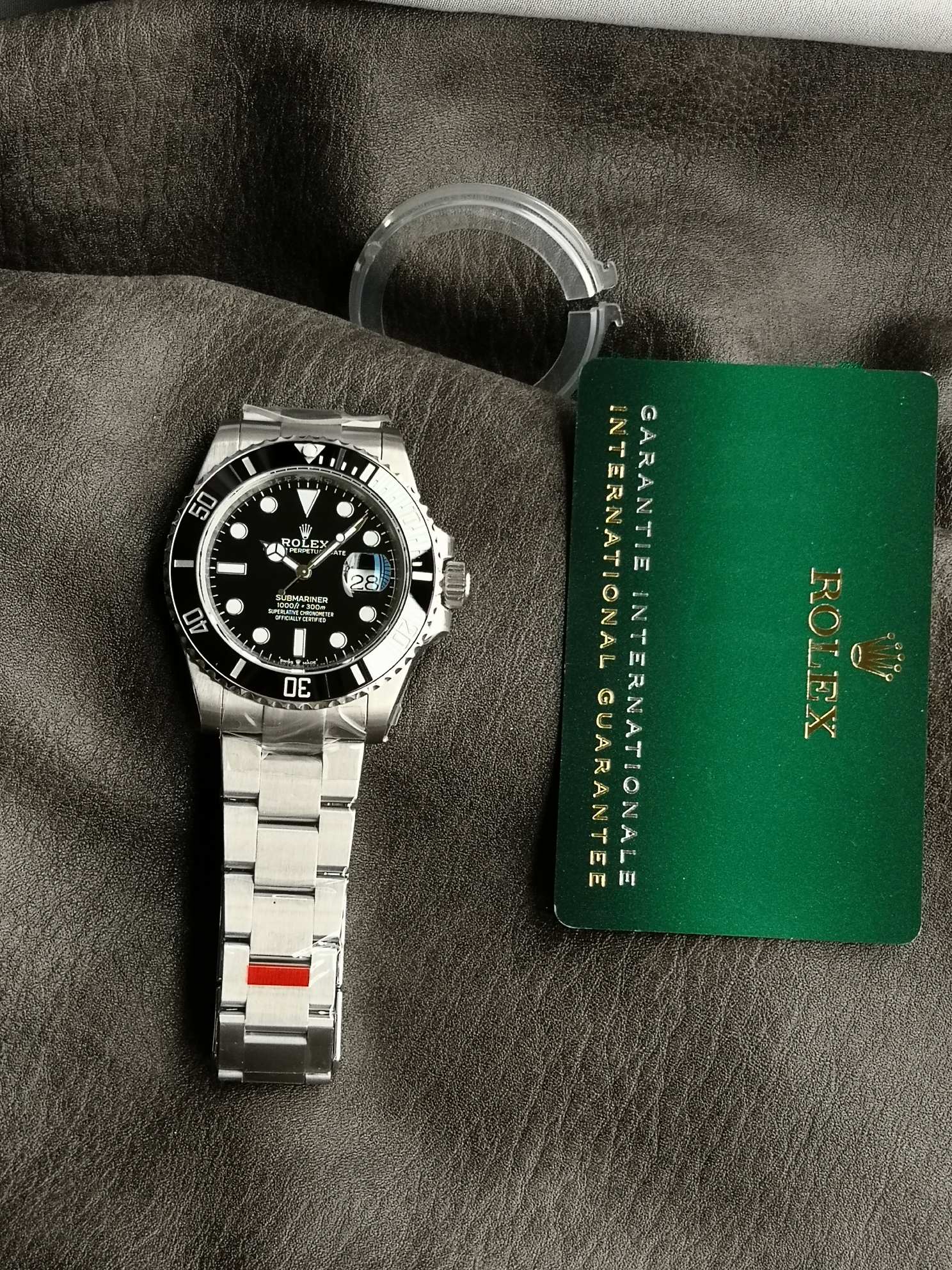 NO:687698,XF recommends the Rolex Submariner series m126610ln-0001 watch, stainless steel case bracelet, folding Oyster safety clasp with Rolex Glidelock extension system, one-way rotating 60-minute scale outer ring, with scratch-resistant Cerachrom ceramic word ring, platinum-plated numerals and scales. Scratch-resistant blue crystal, small window convex lens magnifying calendar, black dial, equipped with CAL. automatic machine, size 41 mm.,,rolex19860909XF推荐劳力士潜航者型系列m126610ln-0001腕表,精钢表壳表链,摺叠蚝式保险扣配Rolex Glidelock延展系统,单向旋转60分钟刻度外圈,配防刮损Cerachrom陶质字圈,镀铂金数字及刻度.防刮损蓝水晶,小窗凸透镜放大日历,黑色表盘,搭载CAL.型自动机械,尺寸41毫米.,,rolex,Watch