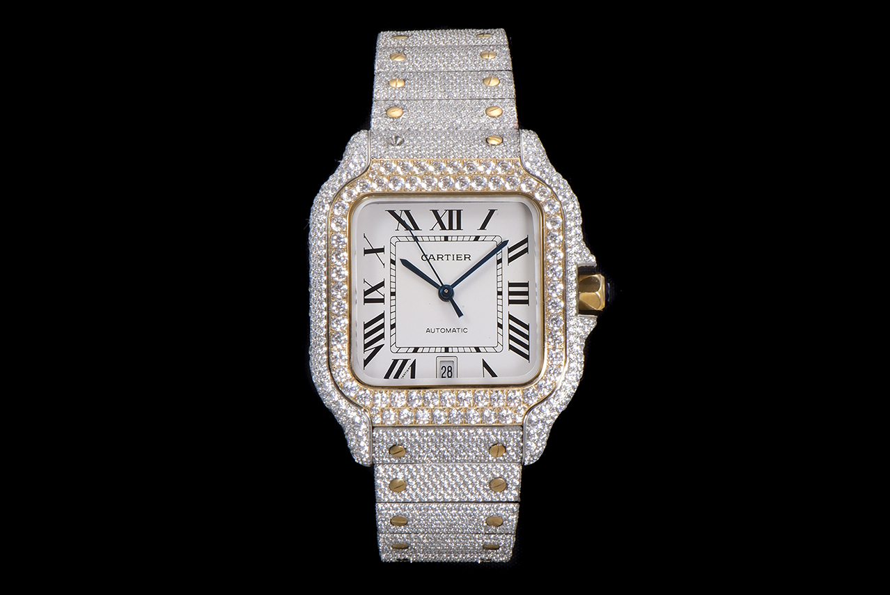 NO:157435,TW Cartier Sandus Big Diamond Ring Edition is full of stars coming!  The most advanced inlay technology is adopted, and the strap uses boundless inlay technology to make the whole watch look amazing, luxurious and noble. In order to achieve boundless inlay effect, it has been tried countless times. While maintaining the thickness of the original strap, it is also necessary to ensure the perfect inlay effect; 1. 904 stainless steel material, size 40mm equipped with a stable ultra-thin movement. 2. Swiss craft sword-shaped blue steel needle, pointer solid central shaft. Equipped with high-transparent sapphire mirror, transparent white film/anti-dazzle/anti-hand pattern. 3. Equipped with Cartier's two practical inventions 