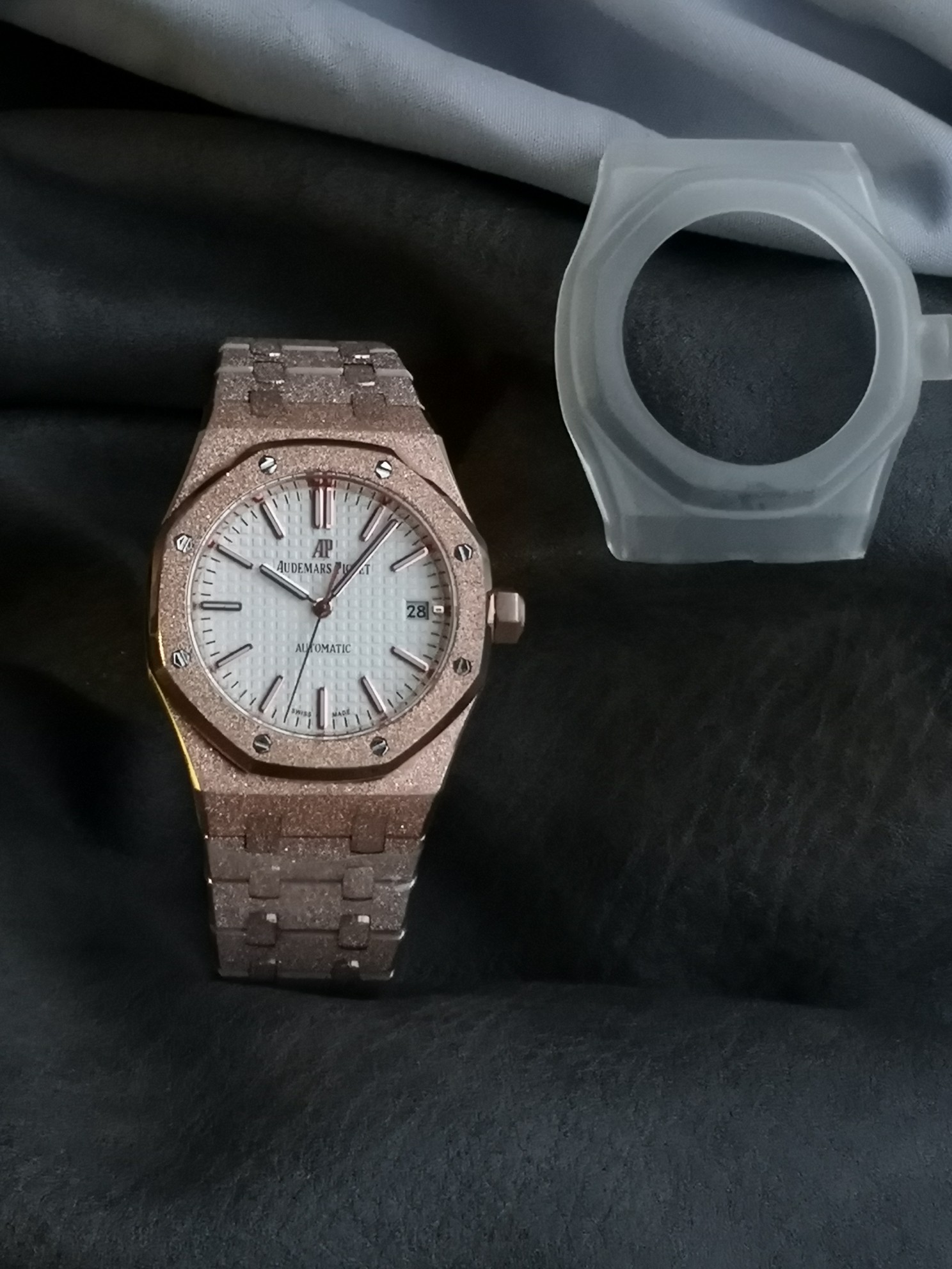 NO:764738,TW's new interpretation of the AP Royal Oak frost gold version for women 37 sizes 15454 series (frost gold customized version) is not available in large quantities. The most important strap of the steel band watch is made of the original strap to make the strap have a delicate brushed pattern and will not sharply cut the hand. The thickness and joints of the strap are consistent with the original, and the details are meticulous. The movable buffer design at the head of the strap connecting the watch head is consistent with the original, making it closer to the wrist and more comfortable to wear.  , the switch design and texture of the buckle and the carving process of the buckle are consistent with the original. The original literal workmanship and color details are restored without flaws. The movement is the soul of the entire watch and the focus of distinguishing authenticity. It perfectly replicates the original movement and has accurate travel time. The central axis of the detailed pointer is a solid central axis, which is consistent with the original. The pointer is polished so that the pointer has no burrs. The sapphire mirror glass adopts double-sided high-transparency treatment to make it clearer. It is a work of ingenuity and is perfectly restored.19860909TW全新演绎 AP皇家橡树霜金版本女款37尺寸15454 系列(霜金定制版本)数量不多,钢带表最重中之重的表带采用原装表带开模使表带细腻的拉丝纹并且不会锋利割手,表带厚度和关节跟足原装一致,对细节一丝不苟.表带头粒连接表头处与正品一致的活动缓冲设计,让佩戴更贴近手腕更舒服 ,表扣的开关设计和质感与表扣的雕刻工艺均与正品一致 还原原装字面做工与颜色细节和正品放在一起无破绽 ,机芯是整个手表的灵魂和辨别真假的重点,完美复制原装机芯,走时精准,细节指针中轴为实心中轴,与原装一致,指针打磨使指针毫无毛刺 蓝宝石镜面玻璃采用双面高透处理更加清晰,匠心之作,完美还原.,,Watch