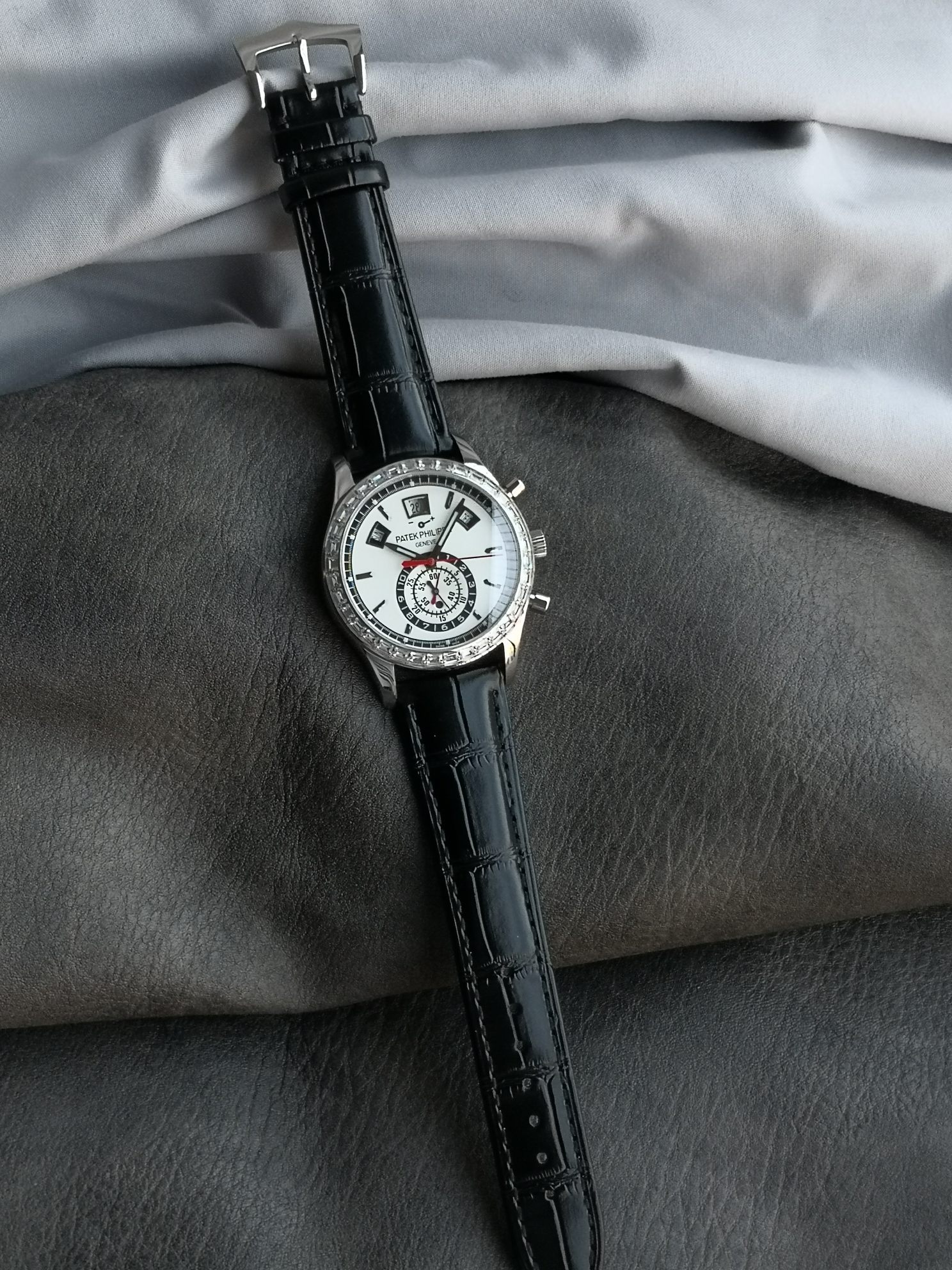 NO:338513,White and gold TW Factory wall crack recommendation, heavy money to create a classic timepiece] - Patek Philippe complex multifunction series 5905R - made its debut, the first Nautilus complex watch launched so far, creating a casual sports watch with super complex technology. 1 The small body panel has the following functions: 12 o'clock calendar function 10 o'clock week function 2 o'clock week function 6 o'clock 24 hours. All functions can be used normally. 2 movement adopts a replica Cal.240 automatic winding movement, which perfectly interprets the functions while realizing the appearance. 3 The independent watchmaker of the modification master participates in the customization of the modified dial color, giving the unique watch an interesting soul!  Craftsmanship masterpieces welcome to taste it!  ,,patek philippe19860909白 金 TW Factory墙裂推荐 重金打造经典时计】——百达翡丽复杂多功能系列5905R-重磅登场,迄今推出的首款Nautilus复杂腕表,以超复杂的工艺技术打造休闲运动腕表. 1小身板大能量尽揽以下功能∶12点位日历功能 10点位星期功能 2点位星期功能 6点位24小时.所有功能都可正常使用. 2机芯采用复刻版Cal.240自动上链机芯,在实现外观的逼真前提下,功能一并完美诠释. 3改装大师独立制表人,倾情参与定制改装表盘颜色,给予独一无二的腕表增添有趣的灵魂！ 匠心力作 欢迎各位表友品鉴！,,patek philippe,Watch