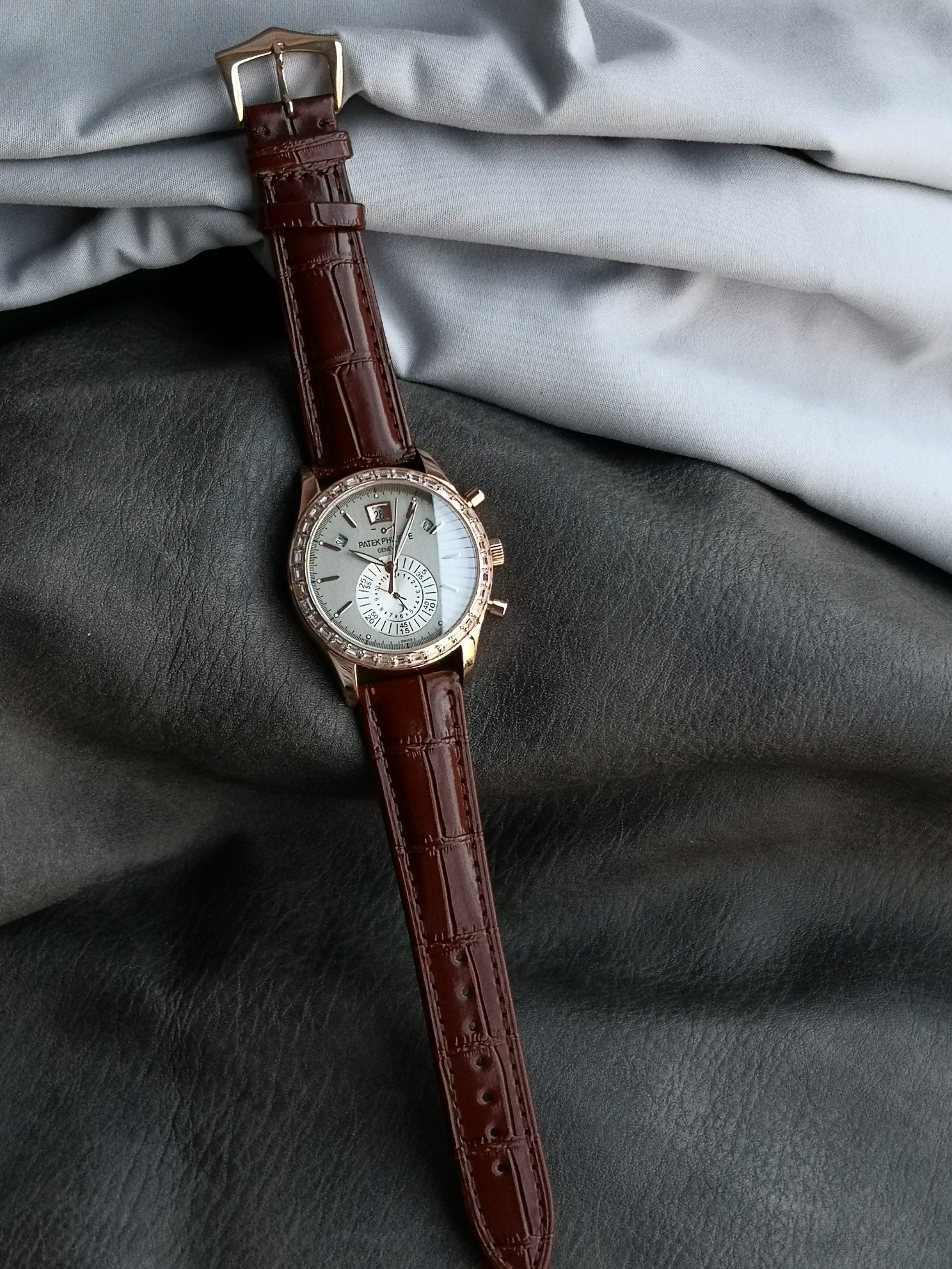 NO:338524,White and gold TW Factory wall crack recommendation, heavy money to create a classic timepiece] - Patek Philippe complex multifunction series 5905R - made its debut, the first Nautilus complex watch launched so far, creating a casual sports watch with super complex technology. 1 The small body panel has the following functions: 12 o'clock calendar function 10 o'clock week function 2 o'clock week function 6 o'clock 24 hours. All functions can be used normally. 2 movement adopts a replica Cal.240 automatic winding movement, which perfectly interprets the functions while realizing the appearance. 3 The independent watchmaker of the modification master participates in the customization of the modified dial color, giving the unique watch an interesting soul!  Craftsmanship masterpieces welcome to taste it!  ,,patek philippe19860909白 金 TW Factory墙裂推荐 重金打造经典时计】——百达翡丽复杂多功能系列5905R-重磅登场,迄今推出的首款Nautilus复杂腕表,以超复杂的工艺技术打造休闲运动腕表. 1小身板大能量尽揽以下功能∶12点位日历功能 10点位星期功能 2点位星期功能 6点位24小时.所有功能都可正常使用. 2机芯采用复刻版Cal.240自动上链机芯,在实现外观的逼真前提下,功能一并完美诠释. 3改装大师独立制表人,倾情参与定制改装表盘颜色,给予独一无二的腕表增添有趣的灵魂！ 匠心力作 欢迎各位表友品鉴！,,patek philippe,Watch