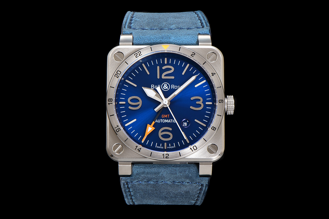 NO:391972,Four-pin BR Bell & Ross BR 03-93 GMTOT5 imported automatic winding mechanical movement Functional hour hand, minute hand, second hand, date and 24-hour second time zone on bezel (GMT/World Time Series). Case diameter 42 mm, satin polished stainless steel case. Fixed bezel with scale. Dial black. Metal inlaid numbers and hour markers. Metal hollow Superluminova luminescent material hour and minute hands. Mirror with anti-glare coating sapphire crystal glass mirror. Waterproof performance meters. Strap black calfskin with hot stamping finish. Cuff pin buckle. Satin polished steel. S1 exquisite recommendation men's mechanical watch, cowhide19860909四针 BR Bell & Ross 柏莱仕 BR 03-93 GMTOT5 机芯进口自动上弦机械机芯 功能时针、分针、秒针、日期和表圈上的24小时第二时区 (GMT/世界时系列). 表壳直径42毫米,缎光修饰的抛光精钢表壳.带刻度的固定式表圈. 表盘黑色.金属镶贴数字和时标. 金属镂空Superluminova夜光材料时针和分针. 表镜带防眩目涂层的蓝宝石水晶玻璃表镜.防水性能米. 表带黑色小牛皮,带有热压印饰面 表扣插针式表扣.缎光抛光精钢.S1精致推荐男士机械腕表,,cowhide,Watch