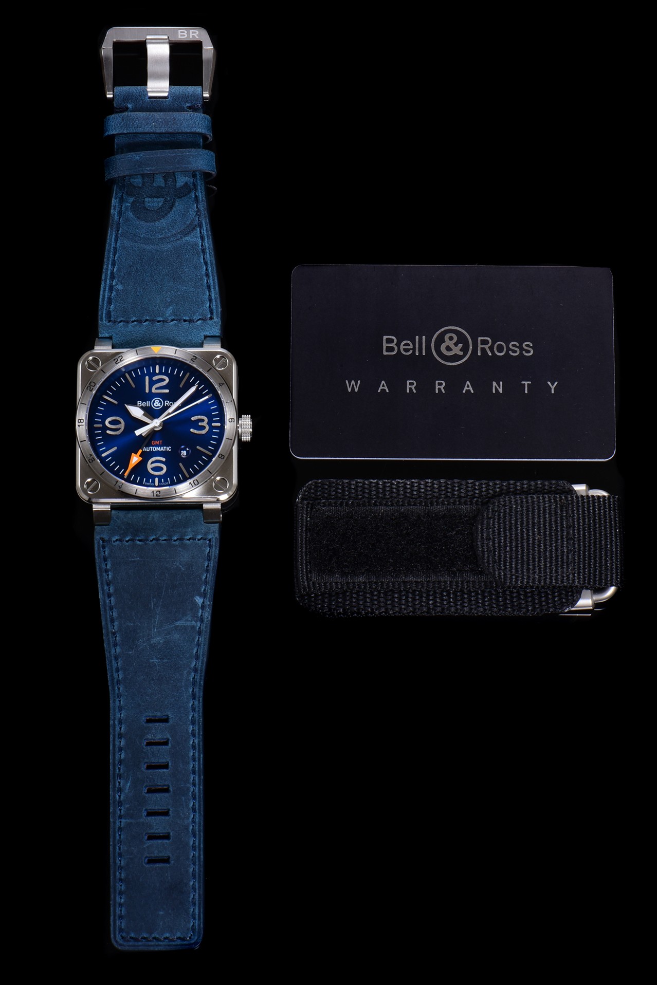 NO:391966,Four-pin BR Bell & Ross BR 03-93 GMTOT5 imported automatic winding mechanical movement Functional hour hand, minute hand, second hand, date and 24-hour second time zone on bezel (GMT/World Time Series). Case diameter 42 mm, satin polished stainless steel case. Fixed bezel with scale. Dial black. Metal inlaid numbers and hour markers. Metal hollow Superluminova luminescent material hour and minute hands. Mirror with anti-glare coating sapphire crystal glass mirror. Waterproof performance meters. Strap black calfskin with hot stamping finish. Cuff pin buckle. Satin polished steel. S1 exquisite recommendation men's mechanical watch, cowhide19860909四针 BR Bell & Ross 柏莱仕 BR 03-93 GMTOT5 机芯进口自动上弦机械机芯 功能时针、分针、秒针、日期和表圈上的24小时第二时区 (GMT/世界时系列). 表壳直径42毫米,缎光修饰的抛光精钢表壳.带刻度的固定式表圈. 表盘黑色.金属镶贴数字和时标. 金属镂空Superluminova夜光材料时针和分针. 表镜带防眩目涂层的蓝宝石水晶玻璃表镜.防水性能米. 表带黑色小牛皮,带有热压印饰面 表扣插针式表扣.缎光抛光精钢.S1精致推荐男士机械腕表,,cowhide,Watch