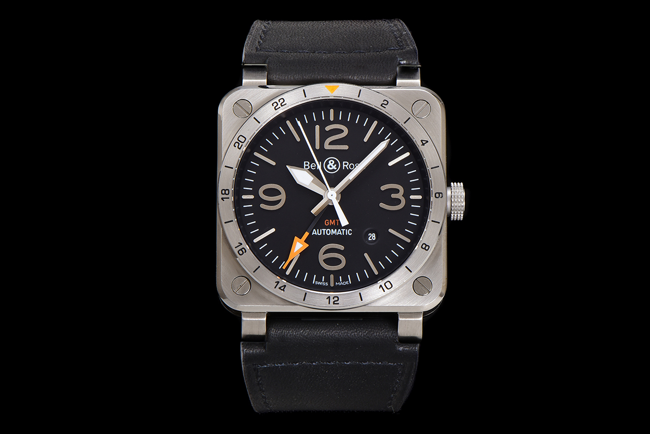 NO:336882,BR Bell & Ross Four-pin, BR 03-93 OT5 imported automatic winding mechanical movement Functional hour hand, minute hand, second hand, date and 24-hour second time zone on bezel (GMT/World Time Series). Case diameter 42mm, satin-modified polished steel case. Fixed bezel with scale. Dial black. Metal inlaid numbers and hour markers. Metal hollow Superluminova luminescent material hour and minute hands. Mirror with anti-glare coating sapphire crystal glass mirror. Waterproof performance meters. Strap black calfskin with hot stamping finish. Cuff pin buckle. Satin polished steel mechanical watch,,,cowhide19860909BR Bell & Ross 四针, 柏莱仕 BR 03-93 OT5 机芯进口自动上弦机械机芯 功能时针、分针、秒针、日期和表圈上的24小时第二时区 (GMT/世界时系列). 表壳直径42mm,缎光修饰的抛光精钢表壳.带刻度的固定式表圈. 表盘黑色.金属镶贴数字和时标. 金属镂空Superluminova夜光材料时针和分针. 表镜带防眩目涂层的蓝宝石水晶玻璃表镜.防水性能米. 表带黑色小牛皮,带有热压印饰面 表扣插针式表扣.缎光抛光精钢机械腕表,,,cowhide,Watch