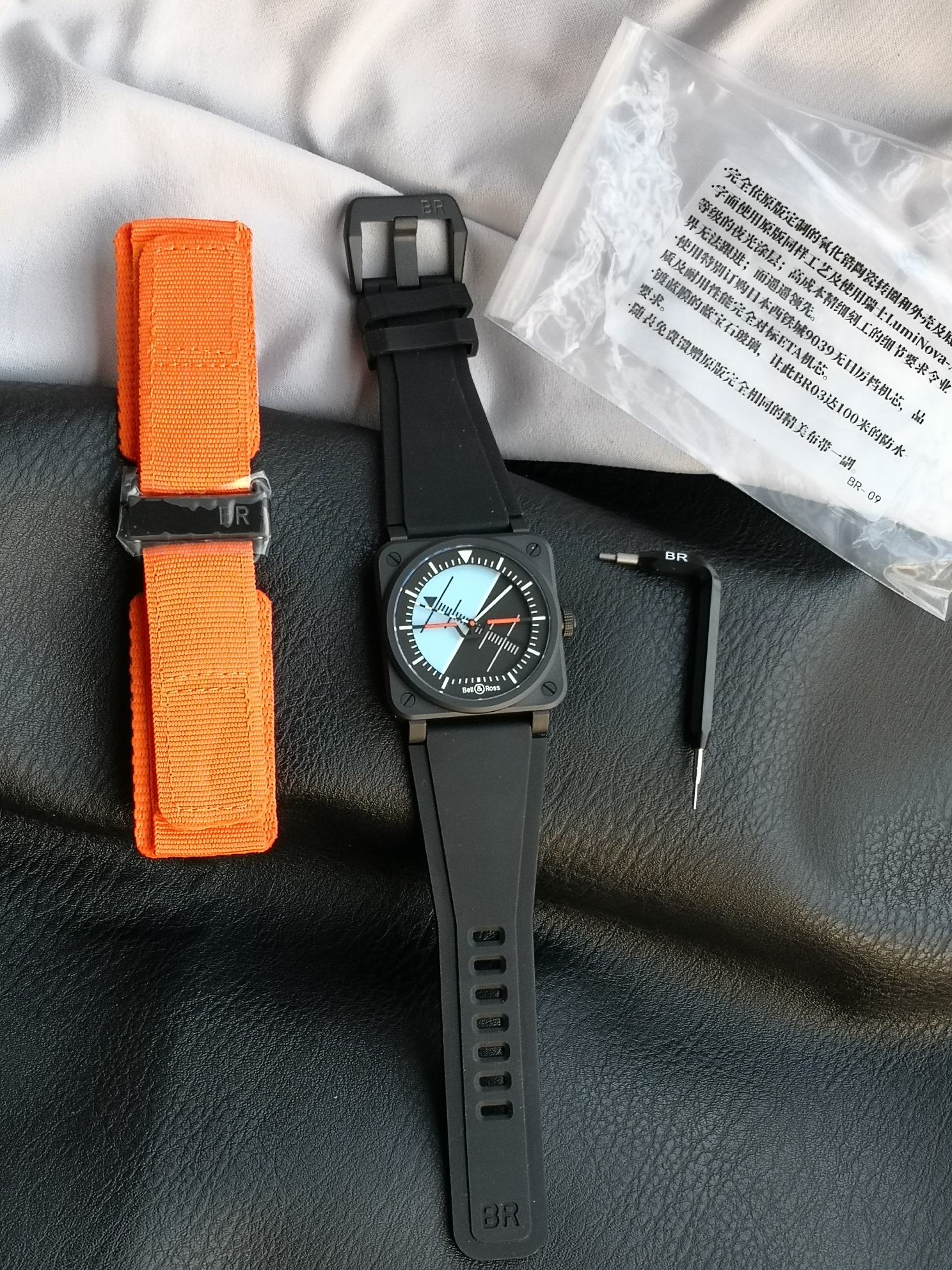 NO:553269,M+ Fresh Fruit accepts reservations for Bell & Ross INSTRUMENTS series BR03A-HRZ-CE watch, ceramic case with canvas strap, sapphire crystal glass, black and blue two-color dial, baton hour markers. It is equipped with Citizen 9039 automatic mechanical movement without calendar gear, size 42 mm.,19860909M+新鲜水果接受预定柏莱士INSTRUMENTS系列BR03A-HRZ-CE腕表,陶瓷表壳搭配帆布型表带,蓝宝石水晶玻璃,黑,蓝双色表盘,棒状时标.搭载西铁城9039型无日历档自动机械机芯,尺寸42毫米.,,Watch