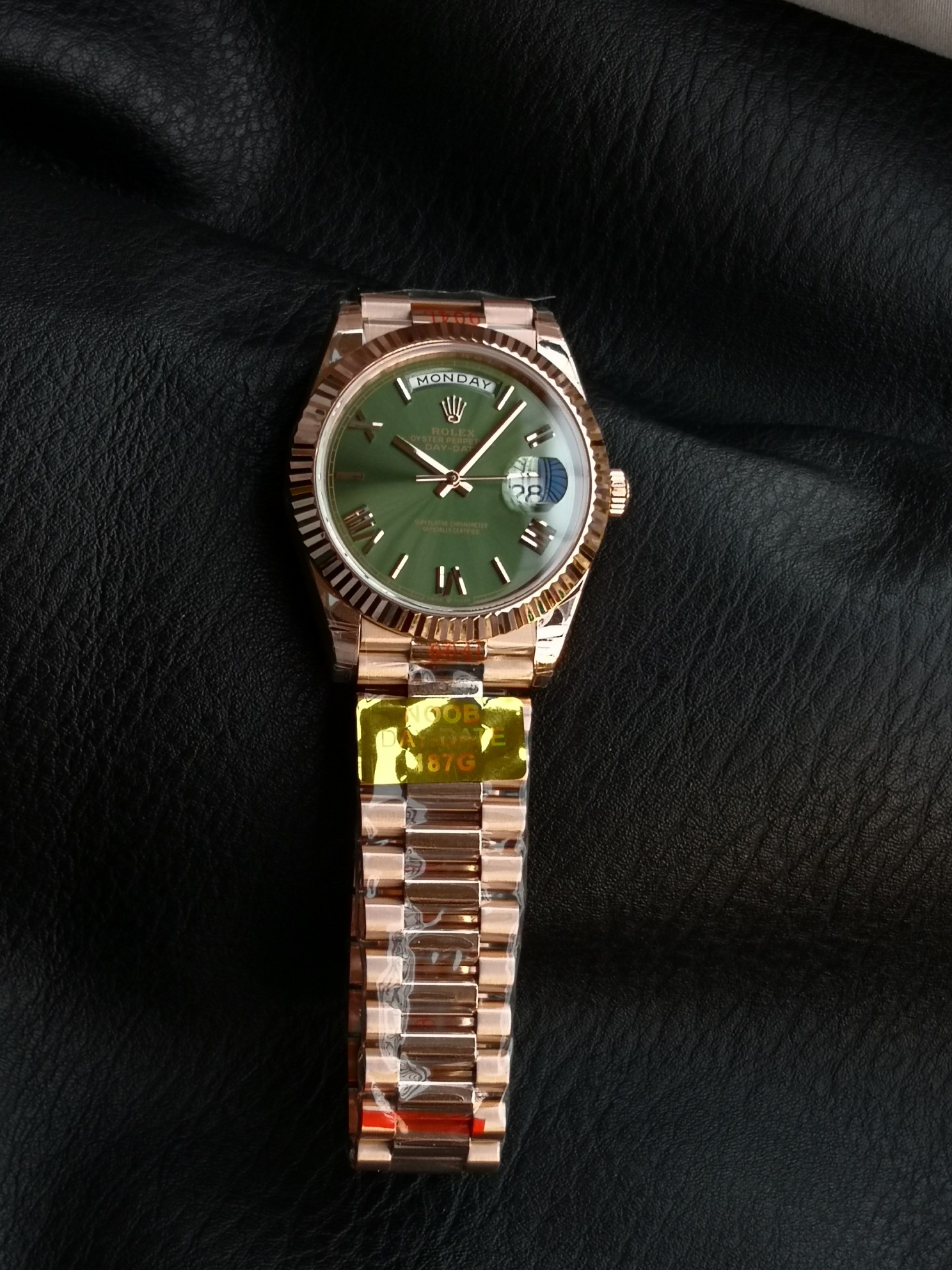 NO:392806,NOOB classics come back!  187 grams heavy metal counterweight Weekly calendar type DAY-DATE40mm Asina2836 ① The case adopts inlay technology to wrap the weighted metal inside 904L to prevent oxidation and fading. ② The entire watch size is molded according to the original version, with a thickness of 12.2mm. The strap is thickened and lengthened for weight. ③ The weekly window of the dial is consistent with the original version. At the same time, the English of the week is also based on the official latest font after 2017, highlighting the 3D feeling. ④ The strap head is made of loose bead splicing and the original version, and can be used interchangeably. The buckle welding position is a bright welding handle, and the welding effect is with 18k gold. ⑤ The dial rectangular diamond is cut and customized according to the original specifications. The diamond holder is a hollow bottom surface. You can vaguely see the hollowing of the diamond's cut surface. The cut surface of the diamond is more perfect.19860909NOOB经典回归！ 187克重金属配重 星期日历型DAY-DATE40mm Asina2836 ①表壳采用镶嵌工艺把加重金属包裹在904L里面,使其不受氧化褪色. ②整表尺寸按照原版起模,厚度12.2mm,非市面上为达重量把表带加厚加长 ③表盘星期窗口跟原版一致规格,同时星期的英文也按照官方最新2017年之后的字体,凸显3d感 ④表带头粒采用散珠拼接跟原版一致工艺,可以互换使用,表扣焊接位为亮面焊把,跟18k金焊接效果 ⑤表盘长方形钻石按原版规格切割定制,非市面统货钻石,钻石托为镂空底面,隐隐约约能看到镂空处把钻石的切面体现的更加完美,,Watch