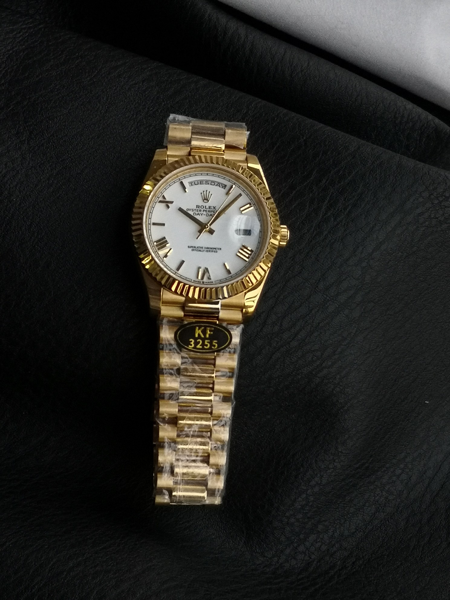 NO:158409,All the amazing things in real shots are derived from continuous breakthroughs and another super copy weekly calendar DAY-DATE40 series in cloning history - a heavy version (the weight of the official watch is about York). Breaking through the limits of traditional craftsmanship, the conventional stainless steel material on the market has a specific gravity of 8, the counterweight material has a specific gravity of 12.5, and the official K gold specific gravity of 16.5. We have developed a special material comparable to the specific gravity of K gold. The products cast through this material can be infinitely close to the K gold case in terms of weight and texture.  There are two options for the entire series of products. It is equipped with the Asina 2836 movement, which is about gram-high weight, and the customized version of Cal.vr movement is about 195 grams. For watch friends who like Jinlao, they can detoxify and say goodbye to the embarrassing scene of light and fluttering. Whether it is gold, platinum or rose gold, the product has a reinforced color to make it less likely to oxidize and fade. The details of the entire watch are full of sincerity, and even the steel mark on the back can clearly see the three-dimensional pattern, etc., KF produces it. It must be a fine product.,, gold19860909实拍所有的惊艳——都源自于不断地突破,克隆史上又一款超级副本星期日历型DAY-DATE40系列——足重版（官方整表重量约克左右）. 突破传统工艺极限市面常规的不锈钢材料比重为8,配重材料比重为12.5,官方K金比重是16.5,而我们研制出可媲美K金比重的特殊材质,经此材质铸造出来的产品能与K金表壳,在份量与质感上无限接近. 全系列产品可供两个选择,搭载稳定性之王Asina2836机芯是克左右的足重版,搭载定制版Cal.vr机芯是195克左右的配重版.针对喜欢金劳的表友,从此可以解毒告别上手轻飘飘的尴尬场景,不管是黄金色、铂金色还是玫瑰金色,产品均有加强固色使其更加不容易氧化褪色.整表细节之处满满皆是诚意,就连背部的狗头标钢印都可以清晰的看到立体纹路等等,KF出品 必属精品.,,gold,Watch