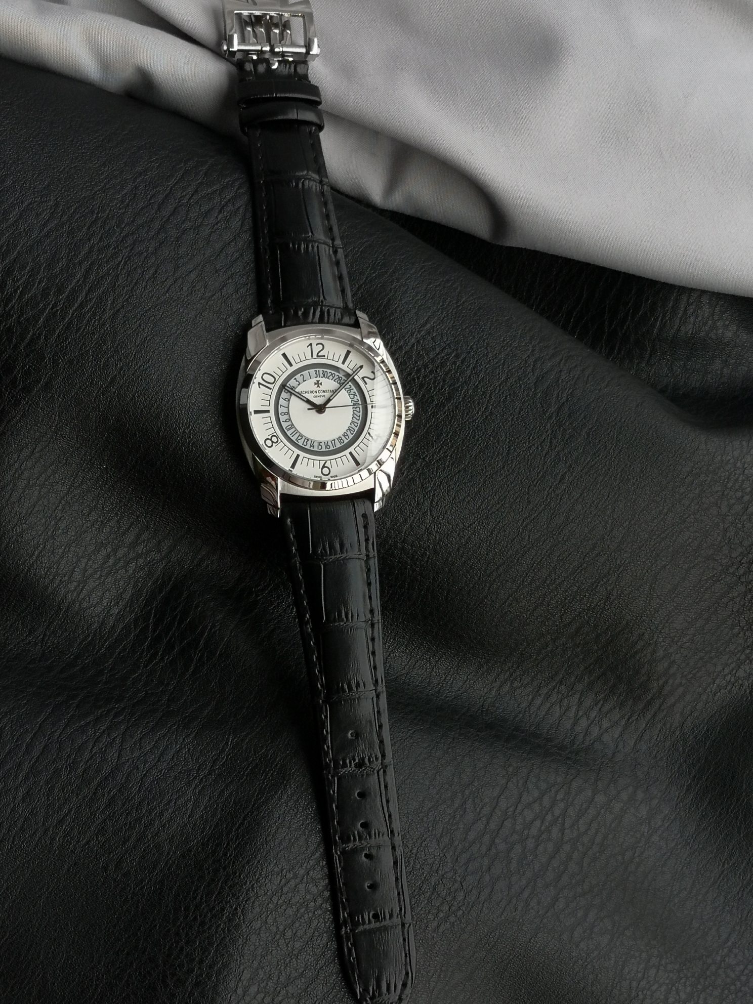 【GR Factory】 🌐市场最高版本 江诗.丹顿:奎德利4500S/000A-B364系列经典复刻版! 1:功能日期显示(为表盘中间(三角🔺指示标显示)而官网一致,机芯搭载9015改5100/1让表更显纤薄,频率为每小时振动28,800次数! 2:对表壳的四个角弧度进行改善,表盘颜色弧度更契合,12个刻度打磨更细腻,整体更贴近专柜! 3:搭配意大利牛皮➕原装扣,表径41mm.让手腕更贴合舒适!GR工厂出品的江诗.丹顿奎德利系列融汇了江诗.丹顿最独特的DNA,是江诗丹顿极致优雅的象征,充分体现了高级制表业最纯粹的传统!适合各种商务场合,简敛精致不失优雅!GR精品复刻,敬请品鉴!欢迎转载!你值得拥有🌐