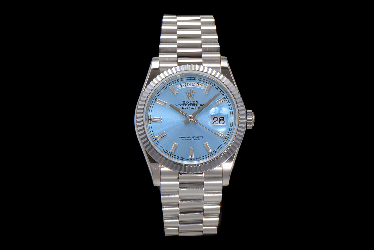 NO:158431,DD36 foot heavy version is here - the product does not increase thickness, the strap does not increase length, the data is consistent with the original version!  All the amazing things come from continuous breakthroughs and cloning another super copy weekly calendar DAY-DATE36 series - a heavy version (the weight of the official watch is about York). Breaking through the limits of traditional craftsmanship, the conventional stainless steel material on the market has a specific gravity of 8, the weight of the counterweight material is 12.5, and the official K gold specific gravity is 16.5. We have developed a special material comparable to the specific gravity of K gold. The products cast through this material can be infinitely close to the weight and texture of the K gold case. The whole watch data is original mold cast, and the 36mm watch diameter can be easily controlled by men, women, young and old!  Equipped with the Asina 2836 movement, the weight reaches about gram (the original version is consistent). For watch friends who like Jinlao, they can detoxify and say goodbye to the embarrassing scene of light and fluttering. Whether it is gold, platinum or rose gold, the product has a reinforced color to make it less likely to oxidize and fade. The details of the entire watch are full of sincerity, and even the steel mark on the back can clearly see the three-dimensional pattern, etc., KF produces it, which must be a fine product.,, gold19860909DD36足重版来啦——产品不增加厚度、表带不增加长度,数据跟随原版一致！所有的惊艳——都源自于不断地突破,克隆史上又一款超级副本星期日历型DAY-DATE36系列——足重版（官方整表重量约克左右）. 突破传统工艺极限市面常规的不锈钢材料比重为8,配重材料比重为12.5,官方K金比重是16.5,而我们研制出可媲美K金比重的特殊材质,经此材质铸造出来的产品能与K金表壳,在份量与质感上无限接近. 整表数据原版开模铸造,36mm的表径男女老少皆可轻松驾驭！搭载稳定性之王Asina2836机芯,重量达到克左右的足重版（原版一致）.针对喜欢金劳的表友,从此可以解毒告别上手轻飘飘的尴尬场景,不管是黄金色、铂金色还是玫瑰金色,产品均有加强固色使其更加不容易氧化褪色.整表细节之处满满皆是诚意,就连背部的狗头标钢印都可以清晰的看到立体纹路等等,KF出品 必属精品.,,gold,Watch