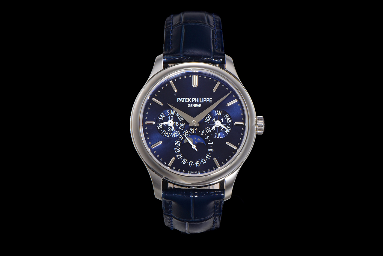 NO:338317,White and gold 3K is a brand new arrival, a craftsmanship, creating a classic Patek Philippe Super Complex Timepiece 5327/series watch, the case diameter is 40mm, the dial is laid out in a generous and decent manner, although there are many functions, it does not make people feel complicated. Sunshine pattern with gold three-dimensional Breguet digital scale and willow leaf hand tiles make people feel more elegant. 5327-Equipped with Cal.240 Q automatic winding movement, all functions are true, not false functions, and all have shortcut buttons to adjust. 1: The 3 o'clock position on the dial is month and perpetual calendar display, (the month shortcut button is located on the right side of the 12 o'clock case, and the perpetual calendar shortcut button is located on the 6 o'clock case) 2: The 6 o'clock position on the dial is date and true moon phase display, (the date moon phase shortcut button is located on the 9 o'clock case)  3: The dial is 9 o'clock for week and 24 hours display (the week shortcut button is located on the left side of the 12 o'clock case). The overall layout of the dial is wide and not compact, gentle and elegant, paired with an Italian cowhide strap and a hollow lantern buckle with a retro and elegant feeling. This 5327 is a formal watch, and you can choose from various dials. It is good to match with black, white and gray formal clothes, and you can be casual in daily life. A classic work of art, a perfect collection. 3K production must be a boutique, breguet, patek philippe, cowhide19860909白 金 3K全新来袭,匠心之作,再创经典 百达翡丽超级复杂功能时计5327/系列腕表, 表壳直径40mm,表盘布局大方得体,功能虽多却不让人觉得繁杂,日辉纹搭配金质立体宝玑数字刻度和柳叶指针条丁更让人觉得眼前一亮高雅. 5327-搭载Cal.240 Q自动上链机芯,所有功能为真功能,并非虚假功能,均有快捷按钮可调节. 1:表盘3点位置为月份和万年历显示,（月份快捷按钮位于12点位表壳右侧,万年历快捷按钮位于6点位表壳处） 2:表盘6点位置为日期和真月相显示,（日期月相快捷按钮位于9点位表壳处） 3:表盘9点位置为星期和24小时显示（星期快捷按钮位于12点位表壳左侧） 盘面整体布局,宽阔不紧凑,温文典雅,搭配意大利牛皮表带,PP标志镂空灯笼表扣,复古儒雅的感觉拉满. 这款5327、属于正装表,各色表盘任君选择,搭配黑白灰正装都不错,日常搭配休闲均可. 一件经典的艺术品,一件完美的收藏品 3K出品必属精品,,breguet,patek philippe,cowhide,Watch