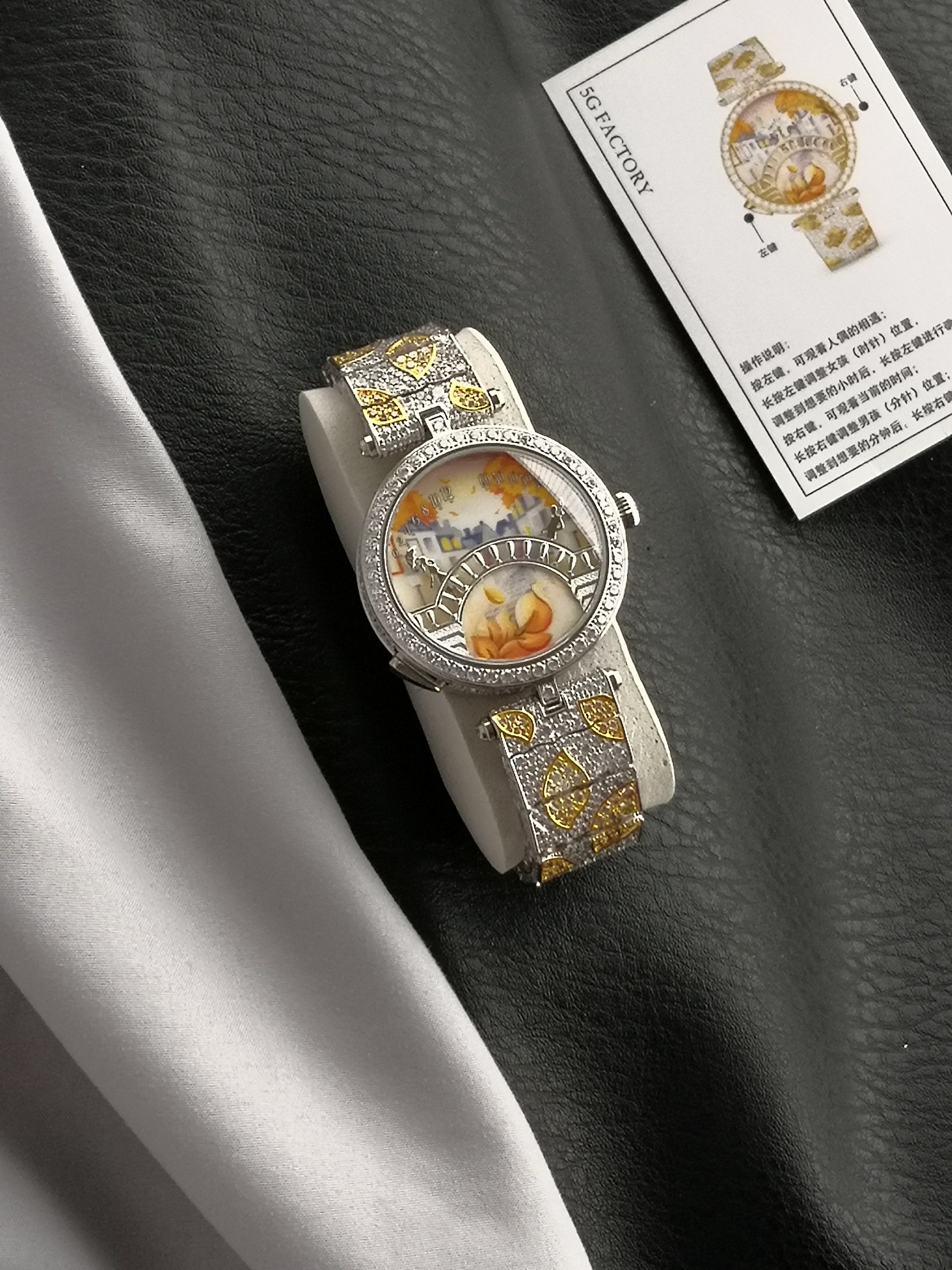 ‼️梵克雅宝 四季情人桥腕表
梵雅克宝-Van Cleef&Arpels✨诗意复杂能功系列:恋人之桥最浪的漫手表 瑞定士做石英机芯升级最新版 蓝宝石玻璃镜升面级:表直壳径约38mm:情人升桥级为~纯材钢料 1比1复刻,女孩是时男针孩是分针,时针分和针都是用高科技、技术做成的3D效果针.按一下七字位按钮🔘:会自动走三次来回:亲吻 巜三生三世》表达的你爱意。按三字位按钮一下:自己走到当时的时间后会发现恋人💑在悄悄地走到中间去接吻之后各自回到零点。还什等么,最佳物礼就它了💜梵克雅宝,这个充满诗意与浪漫的品牌,一直致力于向爱情致敬。他们的情人桥手表,以其独特的设计和精湛的工艺,成为了许多时尚名媛的心头好。
这款手表的设计灵感来源于情人桥,寓意着爱情的永恒与美好。它采用了逆跳的钟表技术,巧妙地表达了恋人之间的柔情蜜意和缱绻缠绵。表盘以春夏秋冬为主题,色彩绚丽,诗意盎然,仿佛在诉说着每一个季节的爱情故事。
无论是春夏的明媚阳光,还是秋冬的落叶飘零,这款手表都能以一种独特而诗意的方式引导你度过每一天。它的颜值之高,简直让人惊叹不已,简直是美爆了的艺术品。
梵克雅宝希望通过这款手表,向所有有情人传递美好的祝福:愿你们拥有美好的爱情,生活灿烂,幸福直到永久。🥰