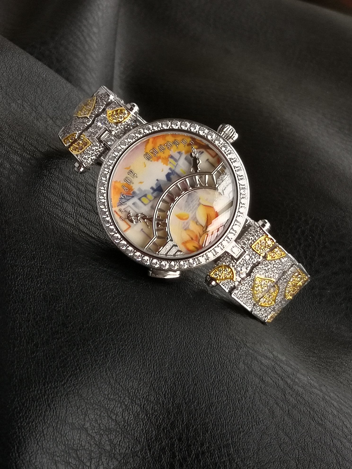 ‼️梵克雅宝 四季情人桥腕表
梵雅克宝-Van Cleef&Arpels✨诗意复杂能功系列:恋人之桥最浪的漫手表 瑞定士做石英机芯升级最新版 蓝宝石玻璃镜升面级:表直壳径约38mm:情人升桥级为~纯材钢料 1比1复刻,女孩是时男针孩是分针,时针分和针都是用高科技、技术做成的3D效果针.按一下七字位按钮🔘:会自动走三次来回:亲吻 巜三生三世》表达的你爱意。按三字位按钮一下:自己走到当时的时间后会发现恋人💑在悄悄地走到中间去接吻之后各自回到零点。还什等么,最佳物礼就它了💜梵克雅宝,这个充满诗意与浪漫的品牌,一直致力于向爱情致敬。他们的情人桥手表,以其独特的设计和精湛的工艺,成为了许多时尚名媛的心头好。
这款手表的设计灵感来源于情人桥,寓意着爱情的永恒与美好。它采用了逆跳的钟表技术,巧妙地表达了恋人之间的柔情蜜意和缱绻缠绵。表盘以春夏秋冬为主题,色彩绚丽,诗意盎然,仿佛在诉说着每一个季节的爱情故事。
无论是春夏的明媚阳光,还是秋冬的落叶飘零,这款手表都能以一种独特而诗意的方式引导你度过每一天。它的颜值之高,简直让人惊叹不已,简直是美爆了的艺术品。
梵克雅宝希望通过这款手表,向所有有情人传递美好的祝福:愿你们拥有美好的爱情,生活灿烂,幸福直到永久。🥰