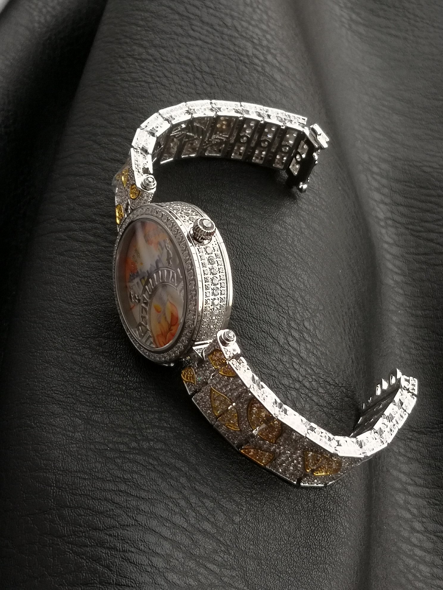 ‼️梵克雅宝 四季情人桥腕表
梵雅克宝-Van Cleef&Arpels✨诗意复杂能功系列:恋人之桥最浪的漫手表 瑞定士做石英机芯升级最新版 蓝宝石玻璃镜升面级:表直壳径约38mm:情人升桥级为~纯材钢料 1比1复刻,女孩是时男针孩是分针,时针分和针都是用高科技、技术做成的3D效果针.按一下七字位按钮🔘:会自动走三次来回:亲吻 巜三生三世》表达的你爱意。按三字位按钮一下:自己走到当时的时间后会发现恋人💑在悄悄地走到中间去接吻之后各自回到零点。还什等么,最佳物礼就它了💜梵克雅宝,这个充满诗意与浪漫的品牌,一直致力于向爱情致敬。他们的情人桥手表,以其独特的设计和精湛的工艺,成为了许多时尚名媛的心头好。
这款手表的设计灵感来源于情人桥,寓意着爱情的永恒与美好。它采用了逆跳的钟表技术,巧妙地表达了恋人之间的柔情蜜意和缱绻缠绵。表盘以春夏秋冬为主题,色彩绚丽,诗意盎然,仿佛在诉说着每一个季节的爱情故事。
无论是春夏的明媚阳光,还是秋冬的落叶飘零,这款手表都能以一种独特而诗意的方式引导你度过每一天。它的颜值之高,简直让人惊叹不已,简直是美爆了的艺术品。
梵克雅宝希望通过这款手表,向所有有情人传递美好的祝福:愿你们拥有美好的爱情,生活灿烂,幸福直到永久。🥰