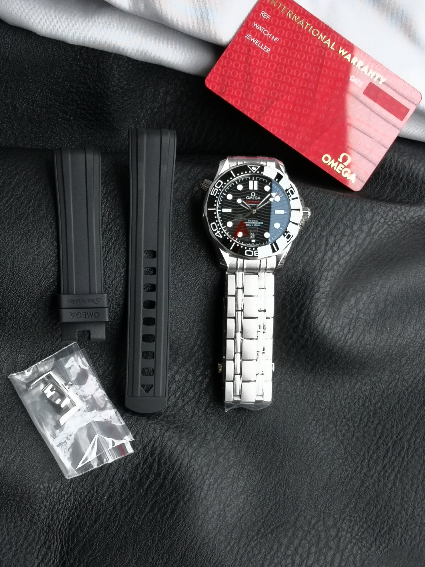 NO:393156,VS new seama rice - V4 version upgraded omega integrated movement!  The appearance and functions of the VS movement are the same as the genuine product. Movement functions: ① The calendar adjustment method of VS is the same as that of the genuine product, and the handle is rotated in the counter-time direction. ② The power reserve of VS movement is 54 hours (authentic 55 hours). Compared with the 2824 movement, 41 hours are required to increase energy storage for 13 hours!  ③ All gems, gears, screws and other small accessories have real functions. It is not that the 2824 fake plywood is put on the movement, and glue is glued to the gems and gears. The appearance of the movement is similar but it is easy to fall off, causing movement failure. The appearance of the movement ① VS The diameter is the same as the original (26.5MM) and the thickness (4.65MM). The outer diameter of the 2824 plywood machine is 25.9MM smaller than the original version, the thickness is 6.4MM, and the thickness is 1.75M thicker than the original version. ② The shape of the balance wheel of the movement, the groove of the main plywood is fixed, and the effect of the plywood milling is the same as the texture of the genuine movement.19860909VS全新海马米 ——V4 版本 升级欧米伽一体机芯！VS 机芯外观,功能,均与正品一致. 机芯功能: ①VS一体机调日历方式和正品一致,逆时方向旋转把头. ②VS 一体机芯动力储存为54个小时（正品55小时）相对2824机芯41 小时 ,提升储能13个小时！ ③所有宝石,齿轮,螺钉等小配件都有真功能,不是2824假夹板套在机芯上,用胶水粘宝石和齿轮,外形相似却容易掉造成机芯故障. 机芯外观 ①VS 直径和正品一致是（26.5MM）厚度（4.65MM）左右.2824夹板机外径25.9MM 比原版小0.6M 厚度6.4 MM 比原版厚1.75 M ②机芯摆轮旁边形状,主夹板周边固机槽,夹板铣花效果和正品机芯质感一致,,Watch