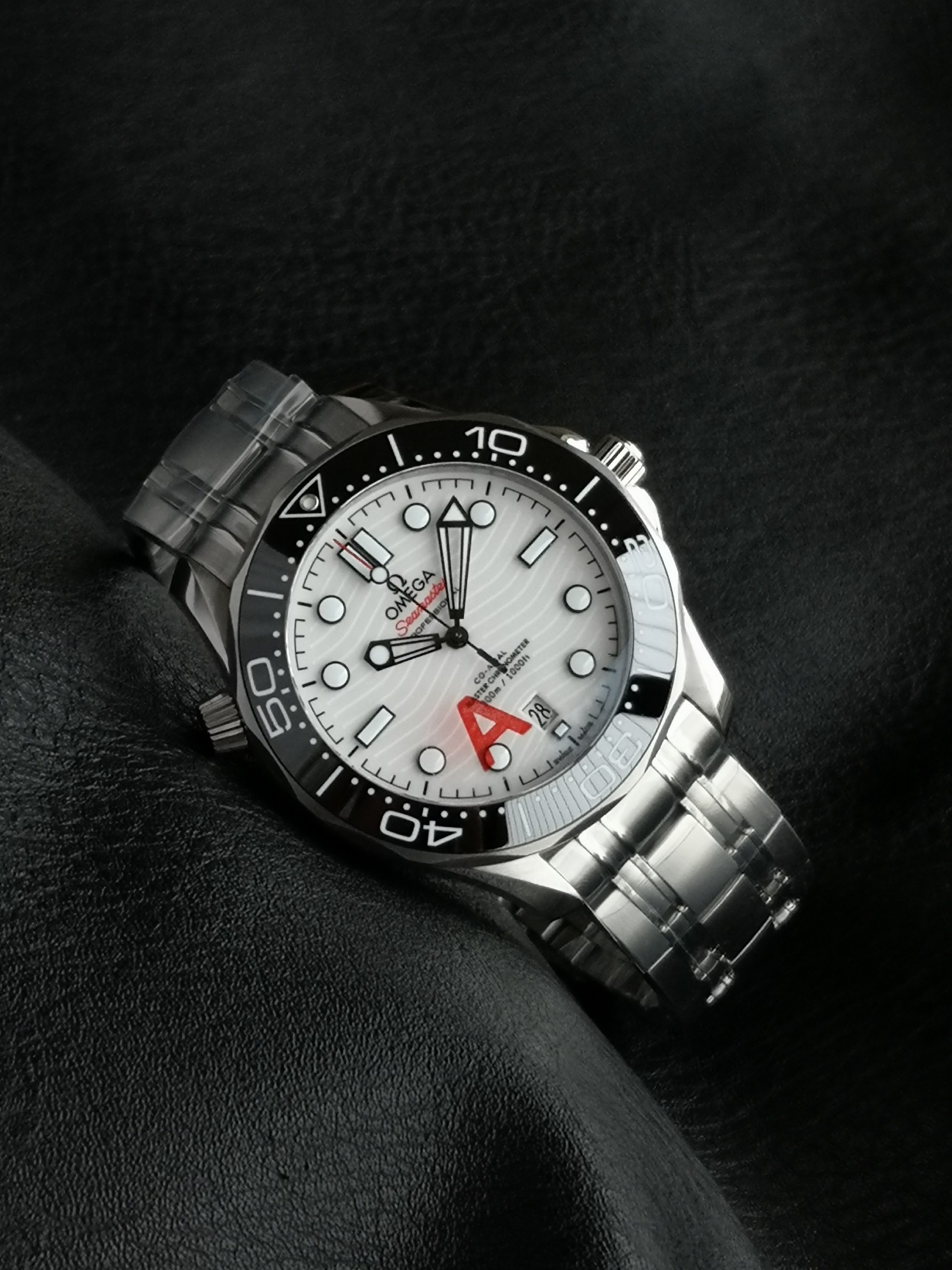 Omega VS ——V4 版本 升级欧米伽8800一体机芯 VS 8800机芯外观，功能，均与 一致