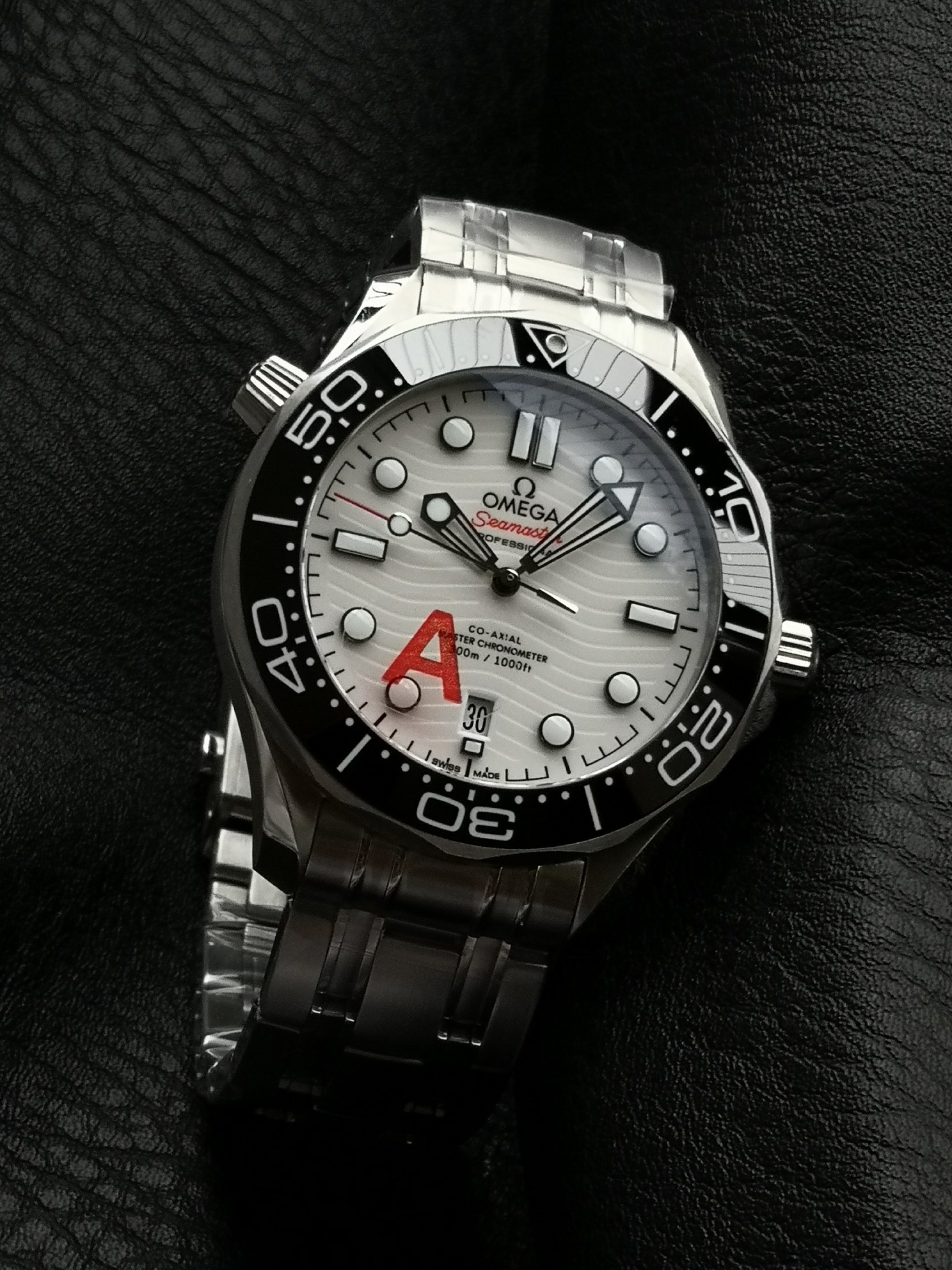 Omega VS ——V4 版本 升级欧米伽8800一体机芯 VS 8800机芯外观，功能，均与 一致