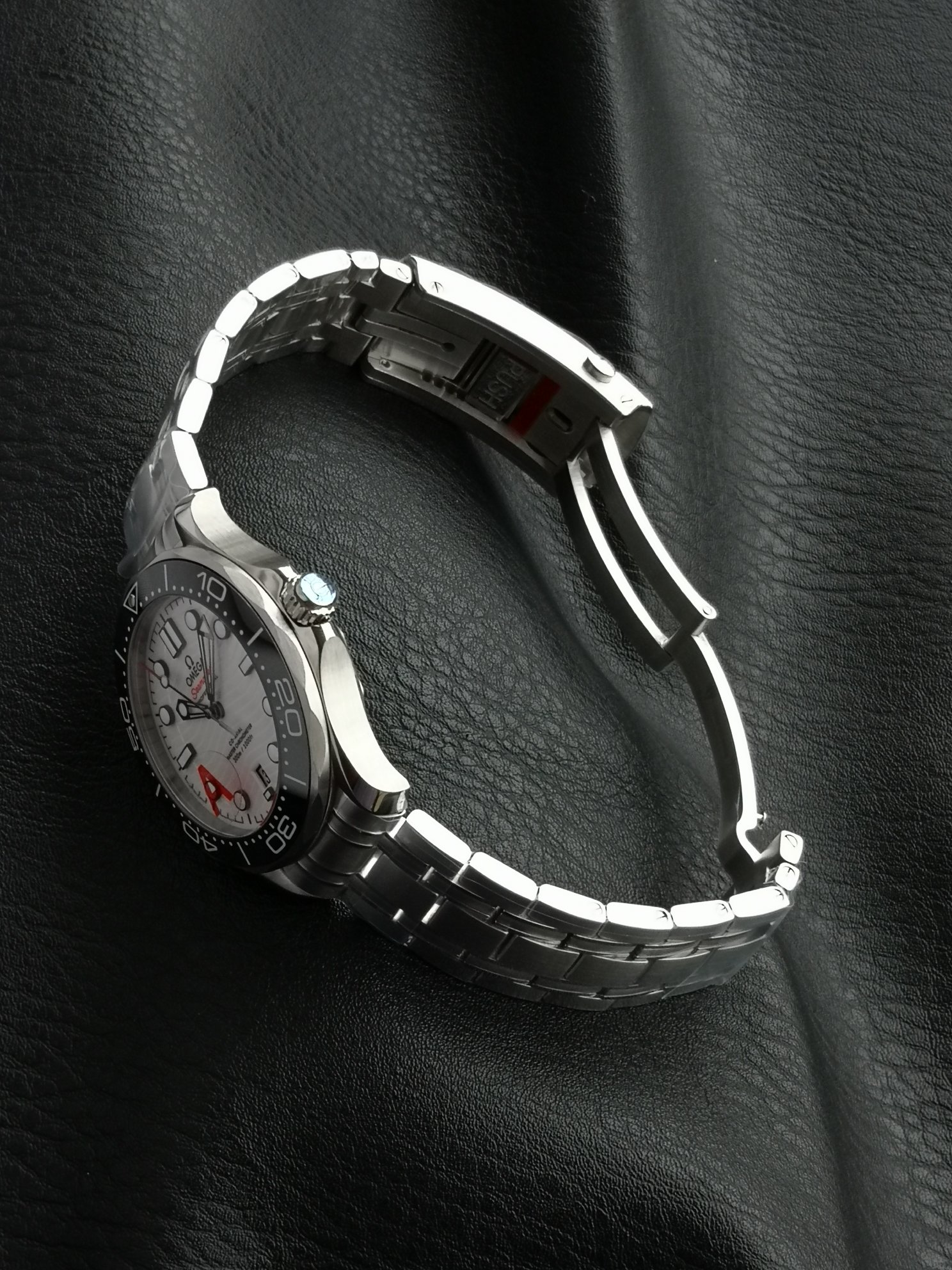 Omega VS ——V4 版本 升级欧米伽8800一体机芯 VS 8800机芯外观，功能，均与 一致