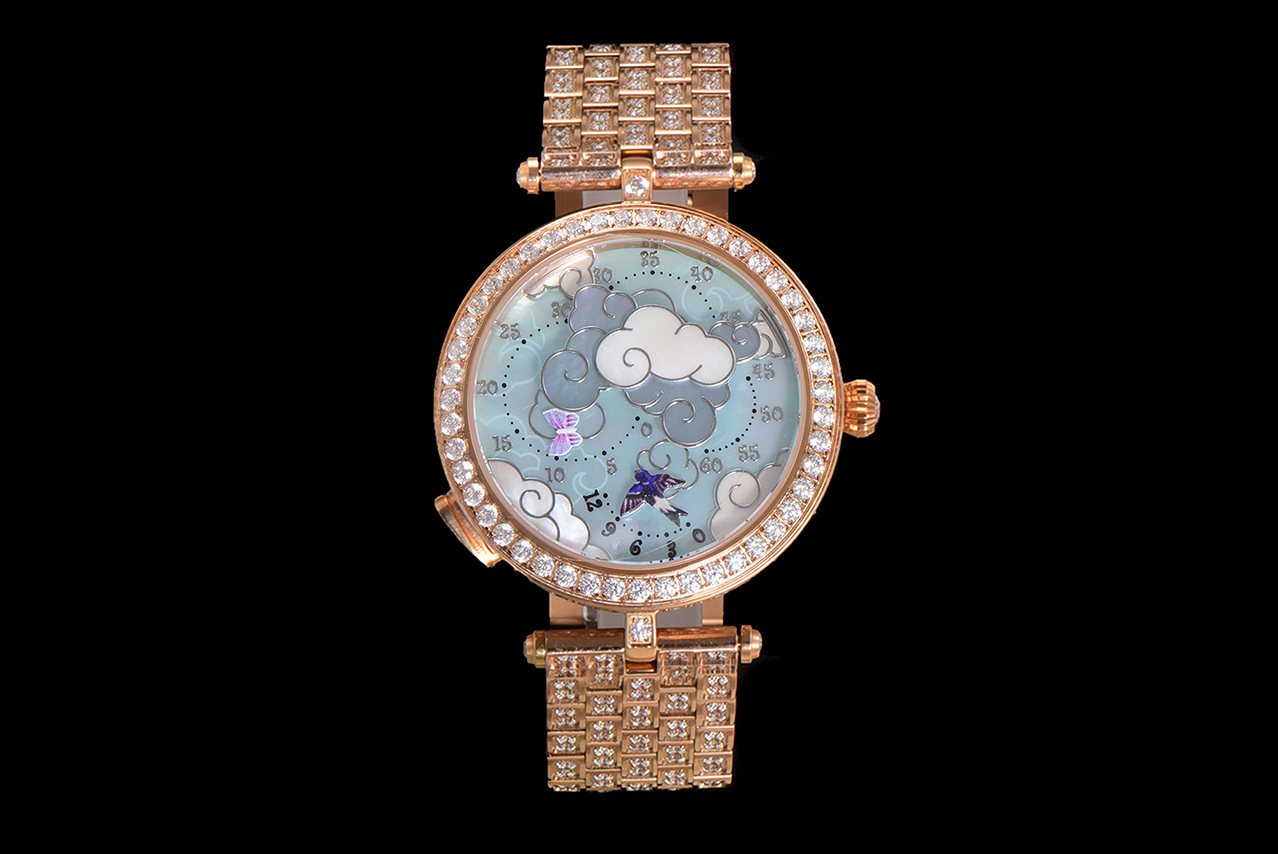 NO:387990,Factory perfectly reproduces this exquisite Van Clerk Arpels Lady Arels Ronde desaillons aerial ballet watch. Three butterflies alternate between the clouds on the plate, indicating the time of the minute, which is like a relay in the cloud. The upper part just entered the cloud, and the next one appeared in another to take over the task of reporting the time. The heavy responsibility of reporting the time in the hour fell on the swallow, gradually swept through from 0 to 12, counted the time mark with its wings, jumped back to the beginning of the 1 hour mark from the end of the 12 hour mark (reversal), and repeated, interpreting the beauty of time. In addition, in order to add vitality to the dial, just press the 7 o'clock button gently, the three butterflies will perform an aerial ballet of about ten seconds in the cloud, and return to the original trajectory at the end, catch up with the passing time between the dance music, continue to accurately report the time, and add a different kind of interest to the watch.  The blue mother-of-pearl round dial has three special butterfly shift minute hands and a swallow counter-jumping hour hand. At the same time, the clouds in the air are used as decoration and occlusion elements, making the watch's set more natural and elegant, showing elegant and classic design concepts from the side, which is breathtaking. The design of the bottom cover coincides with the theme of the dial. The watch adopts a back craftsmanship and is decorated with three colored butterflies. The inner layer of the sapphire crystal glass on the bottom is engraved with exquisite floating clouds, making the three butterflies dance like a colorful cloud, van cleef19860909Factory完美复刻出这款精美的梵克雅宝Lady ArelsRonde desaillons空中芭蕾腕表. 三只蝴蝶在盘上云间交替出现,指示分钟进行的时间,好似云中接力.上只刚刚没入云端,下一只就在另一处登场,接任报时的任务.而小时的报时重任就落在了燕子的身上,从0到12逐步扫过,以翅膀清点时标,从12时标处末端跳回1时标处起始端(逆跳),周而复始,诠释着时间的美感. 另外,为了让表盘增添活力,只要轻轻按动7点位按钮,三只蝴蝶就会在云中上演一场约十秒的空中芭蕾,并在结束时回归原来的轨迹,赶上舞曲间流逝的时间,继续精准报时,为腕表增添别样情趣. 蓝色珍珠母贝圆形表盘,拥有三个特殊的蝴蝶变速分针与一个燕子逆跳时针,同时设有空中的云朵作为装饰与遮挡元素,使得腕表布景更加自然大方,从侧面展现了优雅、经典的设计理念,令人叹为观止. 表底盖的设计与表盘的主题不谋而合,腕表采用背透工艺亦饰有三只彩漆蝴蝶,表底蓝宝石水晶玻璃内层镌刻精致浮云,令三只蝴蝶亦如同在彩云中翩翩起舞,,van cleef,Watch