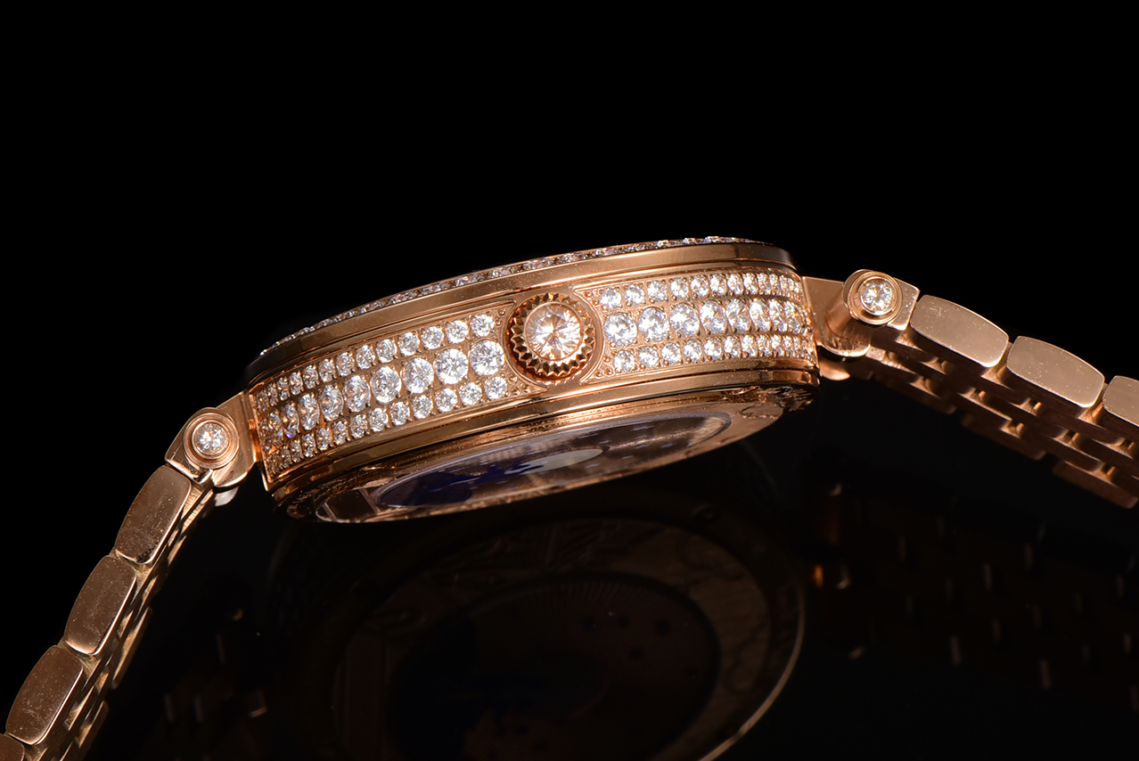 梵克雅宝 🌐四季情人桥腕表
💜梵雅克宝-Van Cleef&Arpels✨诗意复杂能功系列:恋人之桥最浪的漫手表 瑞定士做石英机芯升级最新版 蓝宝石玻璃镜升面级:表直壳径约38mm:情人升桥级为~纯材钢料 1比1复刻,女孩是时男针孩是分针,时针分和针都是用高科技、技术做成的3D效果针.按一下七字位按钮🔘:会自动走三次来回:亲吻 巜三生三世》表达的你爱意。按三字位按钮一下:自己走到当时的时间后会发现恋人💑在悄悄地走到中间去接吻之后各自回到零点。还什等么,最佳物礼就它了💜梵克雅宝,这个充满诗意与浪漫的品牌,一直致力于向爱情致敬。他们的情人桥手表,以其独特的设计和精湛的工艺,成为了许多时尚名媛的心头好。
这款手表的设计灵感来源于情人桥,寓意着爱情的永恒与美好。它采用了逆跳的钟表技术,巧妙地表达了恋人之间的柔情蜜意和缱绻缠绵。表盘以春夏秋冬为主题,色彩绚丽,诗意盎然,仿佛在诉说着每一个季节的爱情故事。
无论是春夏的明媚阳光,还是秋冬的落叶飘零,这款手表都能以一种独特而诗意的方式引导你度过每一天。它的颜值之高,简直让人惊叹不已,简直是美爆了的艺术品。
梵克雅宝希望通过这款手表,向所有有情人传递美好的祝福:愿你们拥有美好的爱情,生活灿烂,幸福直到永久🌐