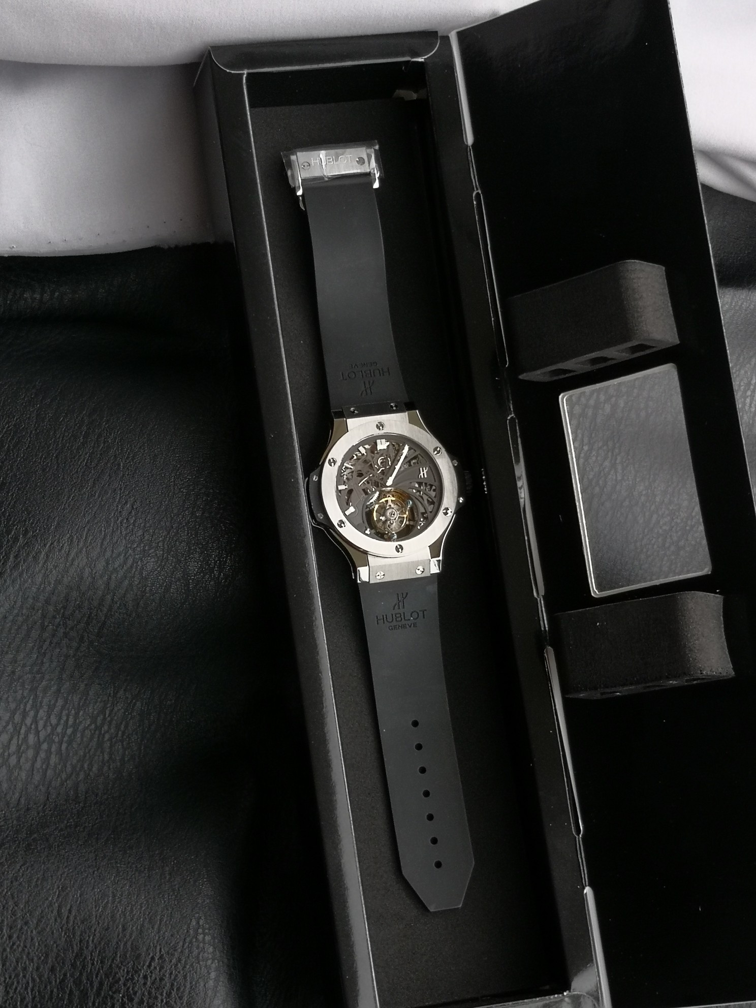 NO:389017,HB Hublot [Hublot] Hengbao Ultimate upgraded version one-to-one size, laminated sapphire crystal watch mirror and synchronous rubber bottom cowhide strap Specific selling points 1. Real tourbillon movement, high grade and stable 2. The ring mouth, shell body and bottom cover are tightly spliced ​​seamlessly. The side ears of this upgrade use steel structure 3. Restore the original structure, one-to-one size 4. The movement strengthens shockproof 5. The lenses are scratch-resistant sapphire 6. Full hollow movement, full of gear mechanical feeling. HUBLOT Big Bang Men's Series BIG BANG watch is worth owning.,,cowhide19860909HB 宇舶【 Hublot】恒宝 终极升级版一比一尺寸,层压蓝宝石水晶表镜以及同步橡胶底牛皮表带 具体卖点 1、真陀飞轮机芯,档次高又稳定 2、圈口、壳身、底盖三者紧密无缝拼接,本次升级侧耳使用钢构造 3、还原原装构架,一比一尺寸 4、机芯加强防震 5、镜片采用防刮蓝宝石 6、全镂空机芯,满满的齿轮机械感 HUBLOT大爆炸男士系列BIG BANG腕表值得拥有.,,cowhide,Watch