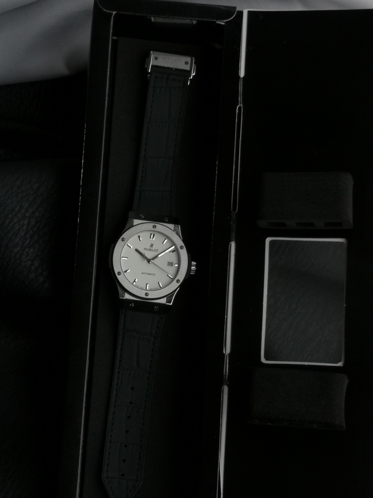 NO:389538,HB (Hublot) Hengbao Classic Fusion Series!  The original 11 mold is built with a diameter of 42mm, taking 16 months, and the technology breaks through three highlights. 1 The case is made of steel consistent with the authentic product. This model is made of polished wire drawing surface, with neat and delicate wire drawing, smooth lines, and 6 H-shaped titanium screws at the ring mouth can be completely interchangeable with the authentic product, striving to restore it to the extreme!  2 The literal color was confirmed only after the watchmaker repeatedly debugged for ten months, and the color difference was restored to 98. The most difficult blue literal to achieve zero color difference, almost the entire replica watch bezel was difficult to achieve; the literal font adopts 3D printing technology, and the letter strokes and sizes and thicknesses were completely restored to the authentic product!  The 3 movement is made of disassembly and scanned by the genuine movement. (Haiou 2892) modified HUB movement. The movement size is exactly the same as the genuine product, the appearance can reach 99, and the function is completely synchronized with the genuine product; the sync of the solid machine ring and the genuine product are also made of titanium metal, and the manufacturer will not miss the small details such as the solid machine screw, and it can be completely interchangeable with the genuine product!  This 99 accessories can be completely interchangeable with the authentic products and blend into classics!  A brand new masterpiece, pursuing perfection, welcome your taste!  ,19860909HB（宇舶）恒宝经典融合系列！原版11开模打造 直径42mm,耗时16个月,技术突破三大亮点 1表壳采用同正品一致的钢打造而成,此款乃抛光拉丝面,拉丝整洁细腻,线条流畅,圈口6颗H型钛螺丝可与正品完全互换,力争还原到极致！ 2字面颜色在制表师反复调试十个月后才确认样板,色差还原98,最难攻克的蓝色字面要想实现零色差,几乎整个复刻表圈都难达到；字面字体采用3D印刷工艺,字母的一笔一划,大小粗细完全还原正品！ 3机芯是由正品机芯拆解扫描制作而成,（海鸥2892）改版HUB 机芯,机芯大小和正品完全一致,外观可达99相似,功能完全同步正品；固机圈和正品同步也是由钛金属打造而成,连固机螺丝这种小细节厂家也不放过,完全和正品可以互换！ 此款99配件可与正品完全互换,融合经典！ 全新力作 追求完美 欢迎您的品鉴！,,Watch