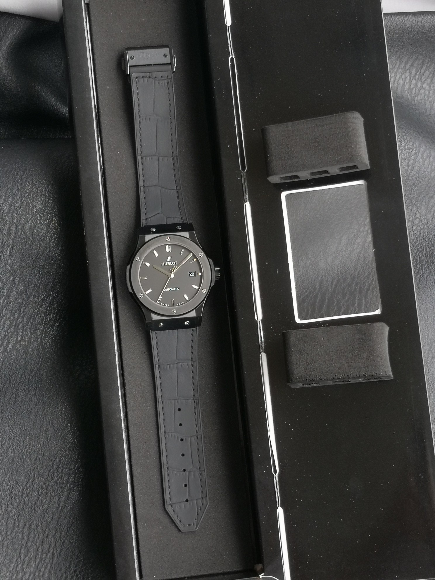 NO:924226,HB (Hubo) Hublot Classic Fusion Series!  The original 11 model is made from a mold with a diameter of 42mm. It took 16 months to create three major technological breakthroughs. 1. The case is made of the same steel as the original. This model has a polished brushed surface. The brushing is neat and delicate, with smooth lines. The 6 H-shaped titanium screws in the ring are completely interchangeable with the original. We strive to restore it to the extreme!  2. The color of the lettering was confirmed after ten months of repeated debugging by the watchmaker. The color difference was restored to 98%. To achieve zero color difference for the blue lettering, which is the most difficult to conquer, almost the entire replica bezel is difficult to achieve; the lettering font adopts 3D printing technology, and the size and thickness of the letters are completely restored to the original ones!  3. The movement is made by dismantling and scanning the genuine movement. (Seagull 2892) modified HUB movement. The size of the movement is exactly the same as the genuine one. The appearance can be 99% similar, and the functions are completely synchronized with the genuine one. The solid machine ring and the genuine synchronization are also made of titanium metal. The manufacturer does not miss even small details such as the screws. It is completely interchangeable with the genuine one!  This 99 accessory is completely interchangeable with the original product, integrating classics!  Brand new masterpiece, pursuit of perfection, welcome your tasting!  ,19860909HB（宇舶）恒宝经典融合系列！原版11开模打造 直径42mm,耗时16个月,技术突破三大亮点 1表壳采用同正品一致的钢打造而成,此款乃抛光拉丝面,拉丝整洁细腻,线条流畅,圈口6颗H型钛螺丝可与正品完全互换,力争还原到极致！ 2字面颜色在制表师反复调试十个月后才确认样板,色差还原98,最难攻克的蓝色字面要想实现零色差,几乎整个复刻表圈都难达到；字面字体采用3D印刷工艺,字母的一笔一划,大小粗细完全还原正品！ 3机芯是由正品机芯拆解扫描制作而成,（海鸥2892）改版HUB 机芯,机芯大小和正品完全一致,外观可达99相似,功能完全同步正品；固机圈和正品同步也是由钛金属打造而成,连固机螺丝这种小细节厂家也不放过,完全和正品可以互换！ 此款99配件可与正品完全互换,融合经典！ 全新力作 追求完美 欢迎您的品鉴！,,Watch