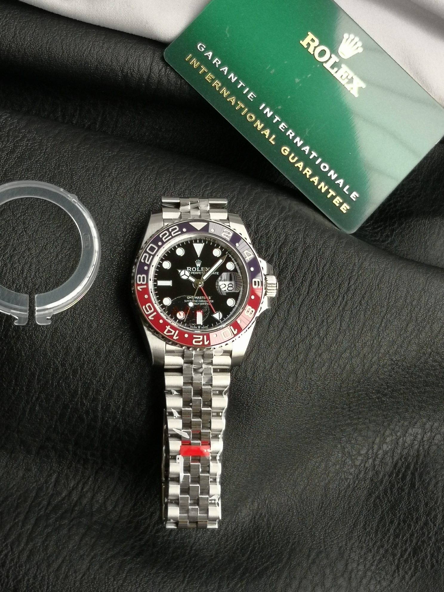NO:947106,VS Greenwich Cola Circle is finally here!  Dandong movement has various details that beat all versions on the market ~ 1. VS is equipped with the most powerful Dandong GMT reverse quick-adjust calendar. 2. VS V3 ring. Under ultraviolet irradiation, the entire ring has the same effect as the original version and appears red. 3. VS is consistent with the original version. The high-permeability surface glass has no obvious reflection and refraction on all sides. It is transparent and clear. The non-market version has high reflection and poor transparency. 4. VS calendar magnifying glass magnification is the closest to the market, and the coating is white and pink consistent with the original version.  , Non-market multiples are large, and the coating is blue. 5. The tooth grooves of the VS ring are the same size, and the non-market tooth grooves are enlarged and are incorrect. 6. VS is consistent with the original version and there is a gap of 0.25 mm after screwing in the head and locking it.  8. VS thickness is consistent with the original version at 12.1MM. Non-market 12.5MM is 0.4MM thicker than the original version!  Please see the comparison chart for more details!  Original mold opening, details determine quality!  ,19860909VS格林尼治可乐圈终于来了！丹东 机芯 各种细节秒杀市场所有版本～ 1,VS搭最强丹东 GMT 逆向快调日历. 2,VS V3 圈口 紫外线照射下整个圈口与原版一致效果呈红色. 3,VS与原版一致高通透面玻璃 四面反光折射不明显 通透清晰,非市场版本反射高通透差. 4,VS日历放大镜倍数是市场最接近的 ,镀膜与原版一致呈白粉色 ,非市场倍数大,镀膜呈蓝光. 5,VS圈口齿槽大小一致,非市场齿槽做大了不对版 6,VS与原版一致旋入把头锁紧后有缝隙0.25毫米为了减少把头与壳摩擦,非市场直接到底摩擦表壳. 7,分针针最尖,秒针平整与原版一致干脆利落.非市场有孤独且针很钝.GMT针VS与原版一致是鲜红色,非市场深红色. 8,VS厚度与原版一致12.1MM .非市场12.5MM 比原版厚0.4MM ！ 更多细节请看对比图！原版开模,细节决定品质！,,Watch