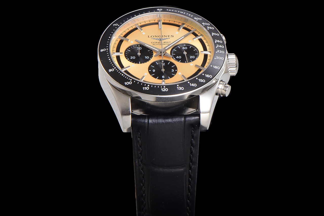 【新品】浪琴 LONGINES-浪琴 康卡斯 悦动凭借其独特的设计,实用的功能和舒适的佩戴体验,成为了一款备受推崇的精品时计。
1⃣️字面是独特的🐼“熊猫眼”主要有“黑白”“深海蓝”“远山绿”“香槟金”的多款经典搭配款色和三眼计时盘还加上黑色时尚陶瓷圈。 康卡斯系列
2⃣️成为时尚又复古的多功能计时机腕表 7750改原装L398.5自动上弦机芯。
3⃣️ 表盘直径42mm,防水深度100m日常用水轻松解决,无论是搭配休闲装还是正装,都能展现出佩戴者独特的品味和个性魅力,整体上手高级感满满。
4⃣️彭于晏余文乐同款