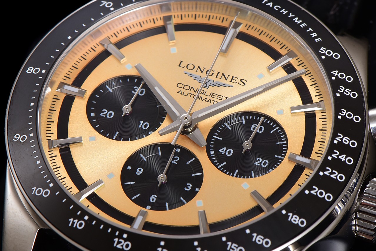【新品】浪琴 LONGINES-浪琴 康卡斯 悦动凭借其独特的设计,实用的功能和舒适的佩戴体验,成为了一款备受推崇的精品时计。
1⃣️字面是独特的🐼“熊猫眼”主要有“黑白”“深海蓝”“远山绿”“香槟金”的多款经典搭配款色和三眼计时盘还加上黑色时尚陶瓷圈。 康卡斯系列
2⃣️成为时尚又复古的多功能计时机腕表 7750改原装L398.5自动上弦机芯。
3⃣️ 表盘直径42mm,防水深度100m日常用水轻松解决,无论是搭配休闲装还是正装,都能展现出佩戴者独特的品味和个性魅力,整体上手高级感满满。
4⃣️彭于晏余文乐同款