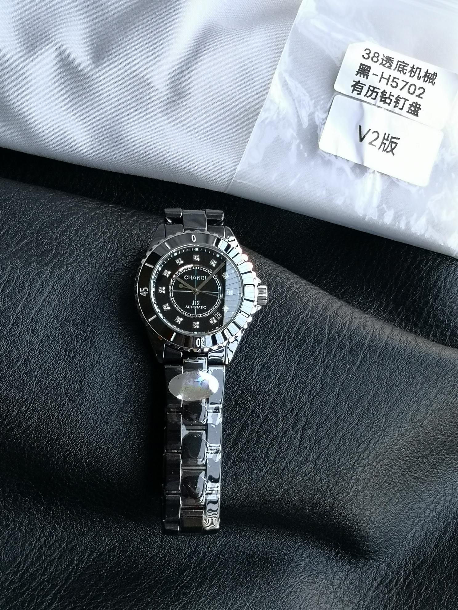NO:392241,New style - HT Super Ceramics - Chanel J12 series 38mm transparent mechanical watch, the neutral size of the watch diameter of 38 can be easily controlled by both men and women. It is made of high-density tempered ceramic material consistent with the original version. It has a light texture, is wear-resistant, is not allergic, and never fades. The warm and jade-like appearance is infinitely close to the original version (different from the yellowish color of other versions on the market) ①: The ultimate replica of the original new generation of Caliber12.1 movement ②: The dial scale process is also consistent with the original version, and the market exclusively uses colloidal strips, which is different from other versions using metal oil injection!  ③: The new two-color black and white model is exclusively reproduced on the market. The original process is cut and synthesized, and the non-electroplating will never fade!  ④: The new doll model has exclusively reproduced the original craftsmanship on the market, making the quality more stable!  ⑤: Added multiple new styles to synchronize the original ones, small 33mm and large 38mm couple models, available for selection and play with Chanel black and white fashion!  ⑥: The original version of the synchronous style bezel is fixed (not rotatable). ⑦: The back cover of the synchronous limited edition model is the same as the original version. ⑧: The 18K gold ring is stamped on the original version, with extremely high restoration and in-place details!  !  !  ⑨: Diamond-set style, benchmarking the original ring port size and diamond size (1.51 carats ÷ 50 ≈ 0.03 carats per diamond ≈ 2mm diameter) ⑩: Correct some shortcomings of the previous version to perfectly sublimate the replica version. More perfect!  !  !  The whole watch is full of sincerity, even the original ears are made of original molds, and in one step, the product is fully matched., chanel19860909新增款式--HT超级陶瓷—香奈儿J12系列38mm透底机械腕表,表径38的中性尺寸,男女皆可轻松驾驭,采用与原版一致的高密度钢化陶瓷材质铸造而成,质地轻、抗磨损、不过敏、永不褪色,温润如玉的外观颜色无限接近原版（区别于市面其他版本偏黄的色泽） ①:极致复刻了原厂全新一代Caliber12.1机芯 ②:表盘刻度工艺也与原版一致,市面独家采用胶质条丁,区别于其他版本用金属喷油！ ③:新款双色黑白市面独家复刻了原版工艺采用切割合成,非电镀的永不褪色！ ④:新款公仔款市面独家复刻了原版工艺,使质量更稳定！ ⑤:新增多款式同步原版一小一大,小号33mm和大号38mm情侣款,可供选择玩转香奈儿黑白时尚！ ⑥:同步部分款式表圈原版为固定式(不可转) ⑦:同步部分限量款后盖与原版编码一致 ⑧:18K金款圈口按原版打上钢印,还原度极高,细节到位！！！ ⑨:镶钻款式,对标原版圈口尺寸和钻石尺寸(1.51克拉÷50颗≈0.03克拉一颗≈2mm直径钻石) ⑩:修正上一版本一些不足之处,使复刻版得到完美升华.更加完美！！！ 整表质感诚意满满,连生耳都是原版开模,一步到位,出品即是满配.,,chanel,Watch