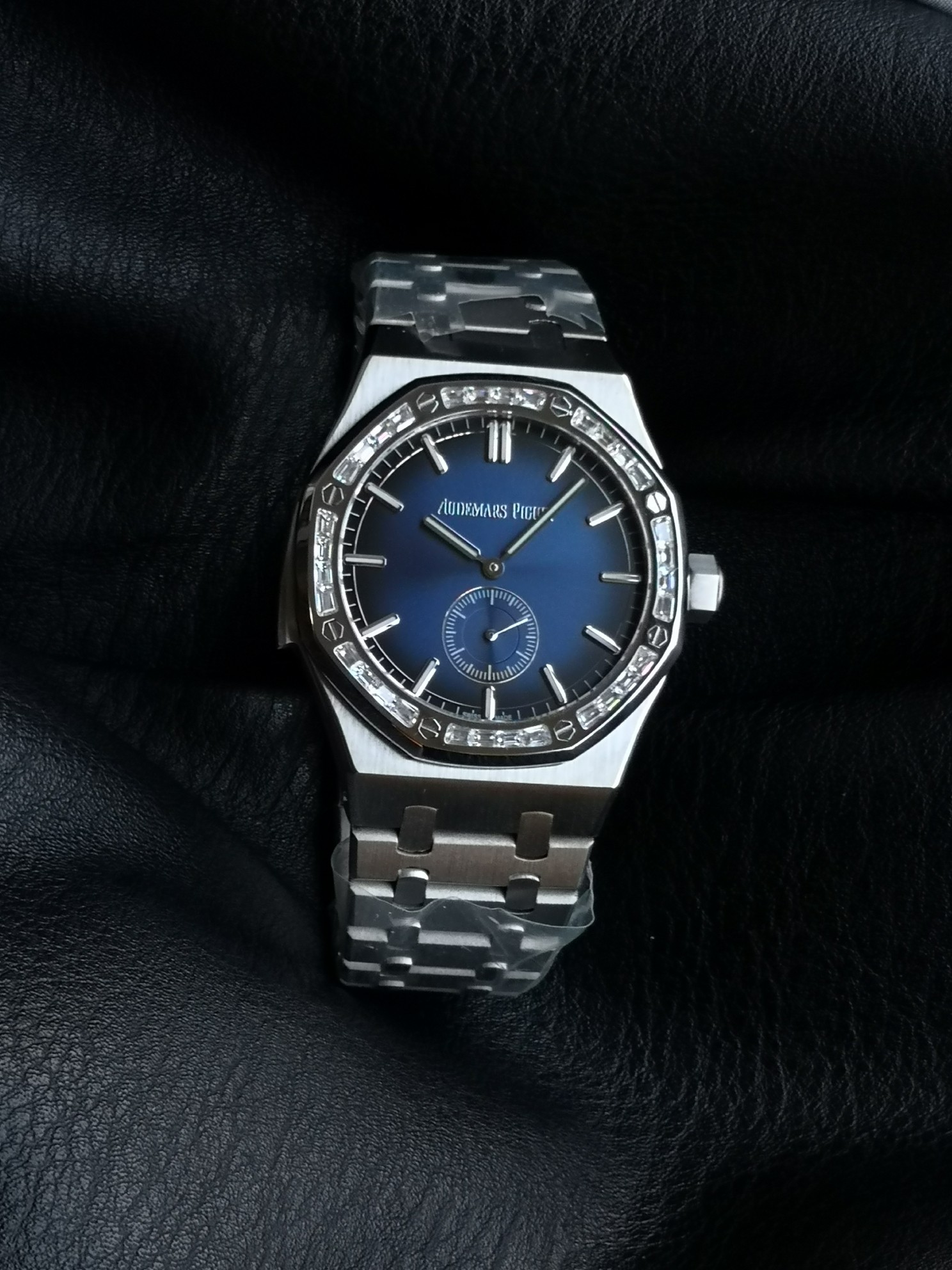 NO:386337,AP Audemars Piguet Royal Oak 26591IP series men's watch, shockingly launched, the back cover is upgraded to the bottom, adopting the 2953 upgraded movement, achieving the peak of the steel watch - the performance of strength, defending the title of 'steel' king!  [5 exquisite points] 1. The authentic disassembly mold is 42×11.3 mm in size and the same as the authentic one!  2. Perfectly restore every detail of the genuine case, showing the authentic 'clear edges and angular, resolute and courageous' masculine temperament. 3. The workmanship of the steel belt is impeccable, which is higher than any steel belt watch on the market. The tightness of the 'cushion belt' connected to the steel belt head and the watch head is exactly the same as that of the genuine one (optional steel belt style and tape style) 4. Audemars Piguet 2953 upgraded movement, stable, excellent, and more real. 5. The 'biscuit texture' of the dial is three-dimensional and full. Paired with platinum fluorescent time marks and Royal Oak Royal Oak pointer, experience exquisitely and feel differently!  A must-be boutique, audemars19860909AP爱彼皇家橡树26591IP系列男士腕表 震撼上线后盖升级透底,采用2953升级版机芯, 成就钢表巅峰—— 实力演绎 卫冕“钢”王！【5大精妙之处】 1.正品拆解开模,尺寸为42×11.3毫米与正品一致！ 2.完美还原正品表壳的每一处细节,尽显正品“棱角分明 坚毅果敢”的阳刚气质. 3.钢带的做工无可挑剔,比市面上任何钢带表做工均要更上一层楼,钢带头粒和表头衔接的“缓冲带”的松紧程度与正品一模一样,(可选配钢带款,胶带款) 4.爱彼2953升级版机芯,稳定,优秀,更真实. 5.表盘的“饼干纹理”立体饱满 搭配白金荧光时标和Royal Oak皇家橡树指针,体验精妙 感受不同！必属精品,,audemars,Watch