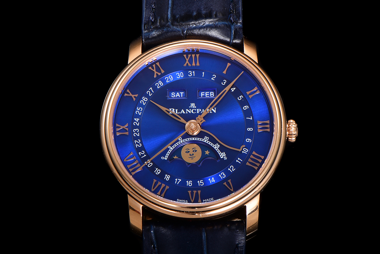 NO:764749,GR Factory's new Blancpain classic series 6654 full calendar moon phase watch 1. Stepped case, simple yet three-dimensional, 40mm diameter. 2. Simple and elegant dial with concentric circle layout, clear and easy to read, peripheral Roman numerals three-dimensional time scale, inner circle calendar indication; 3. Hollow willow leaf hand, logo large second hand, blue steel calendar hand, all three perform their own duties, 11 o'clock and 1 o'clock windows, display the week and month.  Equipped with the 6654.5 self-winding movement, the power reserve is up to 72 hours. The four-way hidden adjustment buttons are cleverly integrated into the watch lugs, taking into account both convenient operation and aesthetic balance. Blancpain’s moon phase face was once talked about by watch friends. The playful little face has the same purpose as the emoji expression. It is not only a tool to record time, but also an art treasure on the wrist, highlighting the noble temperament of the wearer, and can become the focus in both business and leisure occasions.19860909GR Factory新品宝珀经典系列6654全历月相腕表 1阶梯式表壳,简约中有立体感,表径40mm 2素雅表盘,同心圆布局清晰易读,外围罗马字立体时标,内圆日历指示； 3镂空柳叶针、logo大秒针、蓝钢日历针,三者各司其职,11点位与1点位窗口,显示星期与月份. 搭载6654.5自动上链机芯,动力储存长达72小时,四方位隐藏式调校按钮巧妙融入表耳,兼顾便捷操作与美学平衡,宝珀的月相脸一度被表友们津津乐道,俏皮小脸与emoji表情有异曲同工之妙. 它不仅是记录时间的工具,更是腕间的艺术珍品,彰显佩戴者的尊贵气质,无论商务还是休闲场合,都能成为焦点.,,Watch