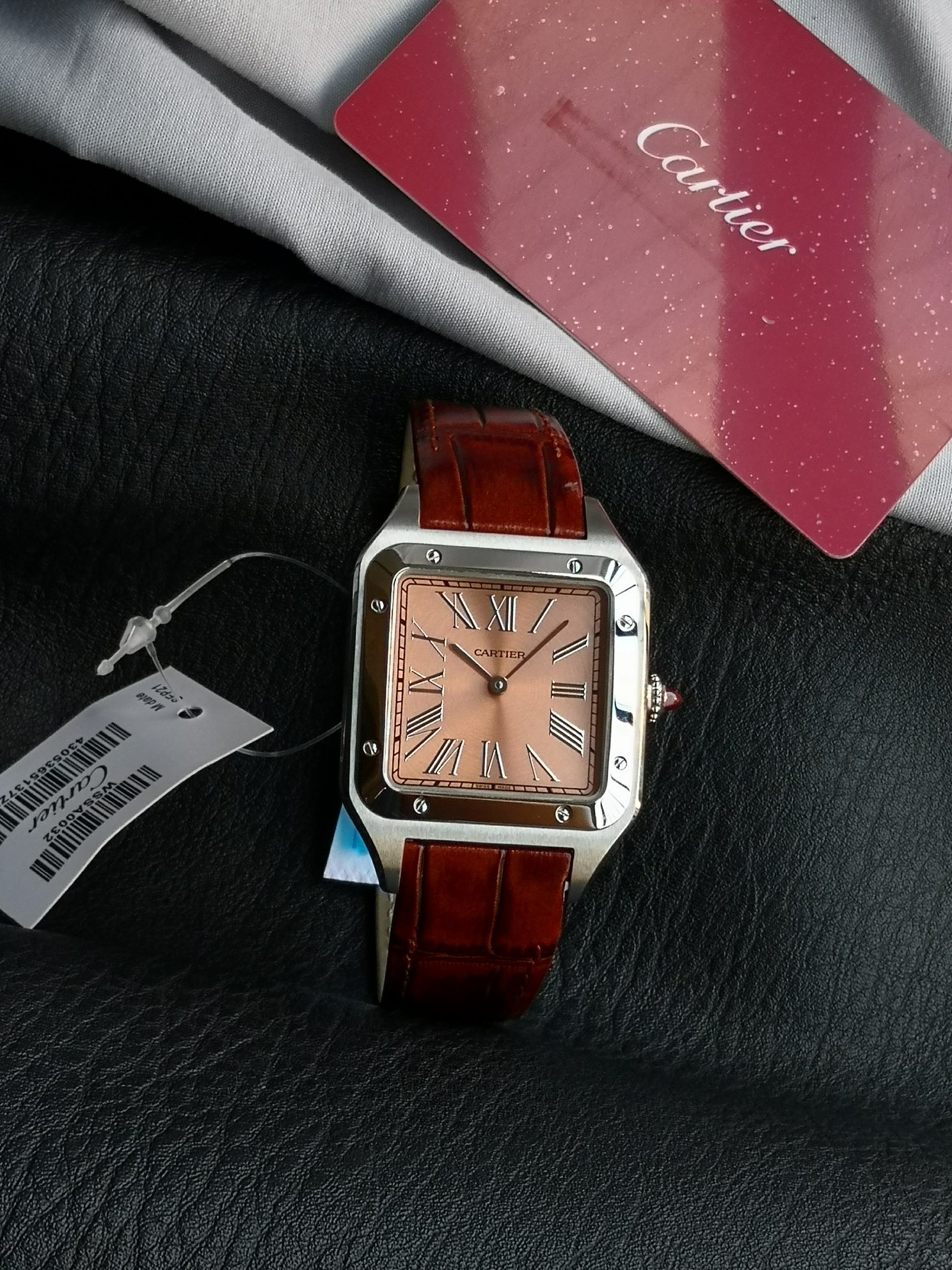 NO:553453,Santos-Dumonian plus size latest color matching  - The diamonds with burgundy face and red bar are matched with retro coffee ribbons (quartz and hand winding machines are available for customers to choose). F1 Factory has launched the only latest upgraded version on the entire network, the synchronized aluminum-magnesium alloy solid head belt at the counter. The original version has improved the problem of easy peeling and uneven stress of the old solid head belt.  .Original 11-inch molding, original replacement. There are three sizes: large, medium and small. The large size has two versions to choose from: customized hand-wound mechanical movement and Swiss quartz + Kajia platinum special plywood. The medium and small size uses Swiss quartz movement + Kajia platinum special plywood. Large size; 46.6*33.9  Medium size 43.5*31.4mm, thickness 7.3mm, small size 38*27.5mm, thickness 7.3mm. One case   /Taiwan's major manufacturer 3D scans and copies the mold to ensure that the watch case is fully consistent with the original data (according to this, most accessories can be interchanged with the original product). In the later stage, all high-precision German CNC processing is used, and the mechanical parts are extremely consistent!  Two inner pots/the only one on the entire network that uses a solid inner cover that is consistent with the original one, with CNC processing of movement hiding and fixing positions. The craftsmanship is complex and exquisite (ordinary products in the market are replaced by extremely low-grade plastic inner covers, so it is very easy to use). Three movements/original Swiss high-power quartz movement + Cartier A-level special splint, accurate travel time, zero repairs!  Four dials/CNC carved three-level silver-plated dial, orbital scales with slender three-dimensional Roman numerals, sunray pattern effect, generous and clear!   The five-mirror surface/made of French sapphire crystal glass treated with high penetration, looks and feels like nothing. The six-leather strap + buckle/lower weight is made of calfskin imported from Italy, with crocodile skin pattern pressed on the leather surface, and polished with agate stone. The look, feel, and feel are no worse than ordinary crocodile skin on the market!  The bottom is made of Kajia consistent lining, which makes it snug and comfortable to wear!  Coupled with Cartier's iconic pin buckle that is molded according to the original 1:1, it complements each other perfectly!  The seven-pointer uses the same quenched and burnt steel blue needle as the original one. The angle of rotation can show a gradient effect, which is very vivid!  The eight crowns/the iconic crown is decorated with round beads using a five-axis linkage machine. After careful polishing, the bead shape is clear and round. The top of the crown is inlaid with blue raw ore-ground cabochon crystals (ordinary products in the market are made of glue or synthetic glue, the color is dull and opaque), which shows an attractive luster under the light. Nine-piece polishing/brushing process on the front and side of the case body, the sand pattern is soft and clear!  The shell surface and sides are excessively processed with light decorative lines, making the lines clear and crisp!  The frame is mirror-finished and decorated with iconic exposed screws, highlighting the texture!  The packaging/tag, warranty card, and bottom cover code are all consistent. This watch can not only be paired with formal business attire, but also sports and casual wear. Cartier's enduring reputation and immortal design make it a great piece to wear for yourself or as a gift to relatives and friends!  !  !  ,,cartier,cowhide,crocodile skin19860909山度士-杜蒙年加大号最新配色 -酒红色面红色吧的钻配复古咖啡色带（有石英和手上链机械供客选择）F1厂推出全网唯一最新升级版,专柜同步铝镁合金实心头粒皮带.同步原装改进了老款实心头粒皮带容易脱皮和受力不均的问题.原版11起模,原装平替.大中小三个号,大号有定制手上链机械机芯和瑞士石英+卡家白金专用夹板两个版本供选择,中号小号系采用瑞士石英机芯+卡家白金专用夹板.大号；46.6*33.9 中号43.5*31.4mm厚度7.3mm,小号38*27.5mm,厚度7.3mm 一表壳 /台湾大厂3D扫描抄数起模,保证表壳与正品数据全面吻合（据此大部分配件可与正品互换）.后期全部采用高精密德国CNC加工,机件吻合度极高！ 二内胆/全网唯一采用与原装一致的实心内罩,CNC处理机芯藏位和固机位.工艺繁复精湛（市场普通货用极其低档的塑胶内罩代替,所以上手极轻）.  三机芯/原装瑞士高功率石英机芯+卡地亚A级专用夹板,走时精准,零返修！ 四表盘/CNC精雕三级镀银表盘,轨道式刻度搭配纤长的立体罗马数字时标,阳光射线纹饰效果,大方清晰！  五镜面/采用经高穿透处理的法国蓝宝石水晶玻璃,观感虚有若无. 六皮表带+扣/下重本采用意大利进口小牛皮,皮面压鳄鱼皮纹,经玛瑙石打磨表面,观感,质感,手感丝毫不输市面的普通鳄鱼皮！底里采用卡家一致里皮,佩戴服帖舒适！再配以按原装1:1起模的卡地亚标志性针扣,相得益彰！ 七指针/采用与原装一致的淬火烧钢蓝针,转动角度可显渐变效果,十分生动！ 八表冠/标志性的表冠用五轴联动机床起圆形饰珠,经精心打磨,珠型清晰圆润.冠顶镶嵌蓝色原矿石研磨的凸圆晶石（市面普通货或用滴胶或用合成胶,颜色呆板,不通透）,在光线下呈显动人光泽. 九整表打磨/壳身正侧面拉丝工艺处理,沙纹柔顺清晰！壳面和侧边过度经光令饰线处理,线条清晰明快！圈口光令镜面处理,再饰以标志性的外露螺丝,质感凸显！ 十包装/吊牌,保修卡,底盖编码三件一致. 此款手表不仅可搭配正式的商务正装,也可搭配运动休闲服.卡地亚不衰的盛名与不朽之设计,乃自戴和馈赠亲友之佳品！！！,,cartier,cowhide,crocodile skin,Watch