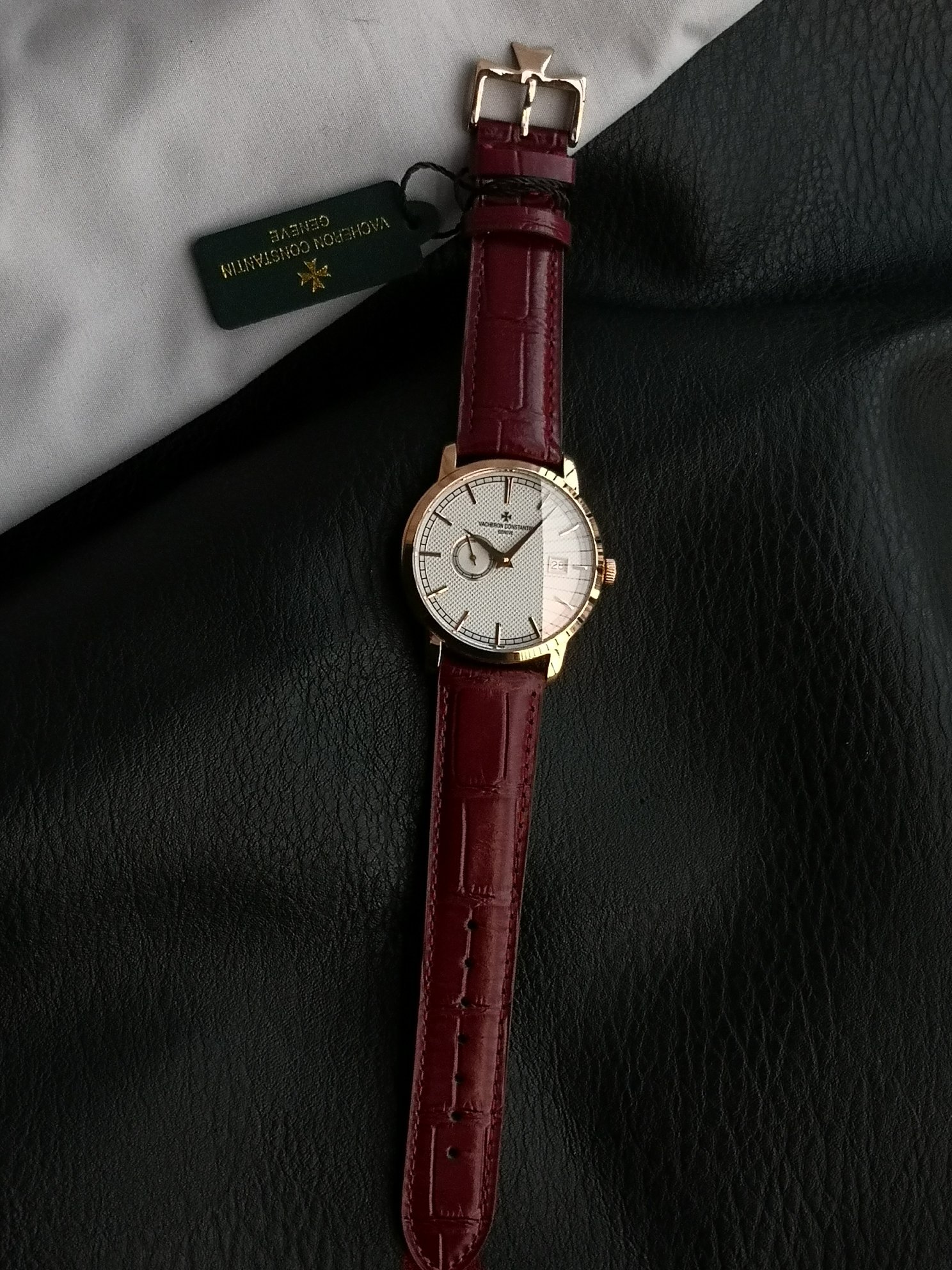 NO:602206,Produced by TW, white shell, gold shell and diamond TW Factory Vacheron Constantin VC MO1 Heritage Series 87172 38mm diameter is more refined and elegant for a unisex watch  The 87172/000R-9302 watch fully inherits the essence of Vacheron Constantin watchmaking, the classic small hand. The small calendar window at three o'clock and the small seconds dial at nine o'clock echo each other. It is equipped with a Vacheron Constantin automatic winding movement, and the movement of the watch can be seen from the back. The baton hour markers and the orbital minute scale fully demonstrate the elegance of the Vacheron Constantin brand. Luxurious and exquisite, recommended men's two-hand semi-mechanical watch.  For the best luxury gift recommendations, please look for TW’s exclusive quality, vacheron19860909TW 出品 白壳金壳 钻 TW Factory 江诗丹顿 VC MO1 传袭系列87172 38mm 的表径更加精致优雅为中性腕表 87172/000R-9302腕表充分传承到了江诗丹顿制表精华,经典的小针.三点钟的小日历窗和九点钟的小秒盘交相呼应,搭载江诗丹顿自动上链机芯,可从背透看到手表的机芯.棒状时标针搭配轨道式分钟刻度将江诗丹顿这个品牌的优雅也完全展现出来了.奢华精致推荐男士两针半机械腕表 送礼最佳奢华推荐请认准TW独家品质,,vacheron,Watch