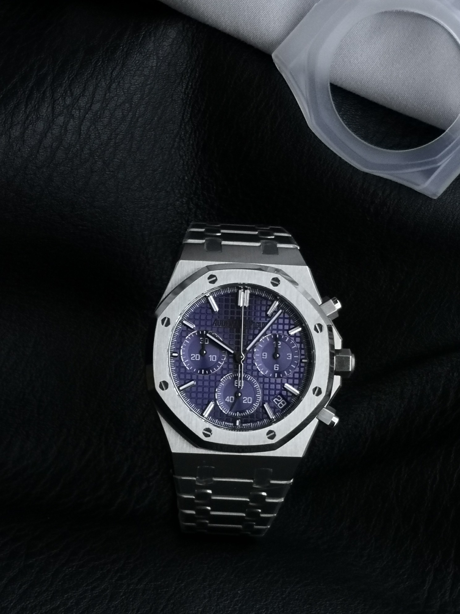 NO:602151,BLS new product Aibi Royal Oak Offshore 26420 series. 1: Dandong factory 4401 guide column movement is 6.8mm thick, all accessories are interchangeable with the original 1-1 replica, 2 Dandong factory 4401 non-caliper balance wheel device movement is more stable and accurate, and all finely engraved characters have the same appearance. 3: Dial logo 1-1 is finely engraved and each character follows the original version, A character with long legs and E character in the middle bevel at the thin horizontal line  4 The enlarged grid of the dial's shading is uniform and three-dimensional, and the wafer checkered embossed lines are obviously consistent with the original version. 5: The dial calendar window is 4-axis laser carved and made three-dimensional and square. 6: The three-dimensional hole lines of the 6-corner holes of the bezel are precise, and the imported high-gloss screws are three-dimensional, clean and bright, and fit perfectly.  7: The sand lines in the dead corner of the case are clearly consistent, the octagonal lines at the bottom of the case ring are three-dimensional and coherent, and the size is accurate. 8: The strap is consistent and smooth from thick to thin, with no big or small edges. The strap is more supple and does not scratch your hands. The light and sand lines are straight and upright, and the screws are neat and three-dimensional. 9: The sand and sand lines on the case ring are consistent and will not break, and the light is brighter.  The sand texture is more delicate, the hole positions and screws are smooth and precise, and all accessories are interchangeable with the original version. The BLS Audemars Piguet 26420 series combines the brand's iconic design, complex functions and top-level craftsmanship. It is suitable for daily wear and can also meet professional timing needs. It can be called a model of modern sports watches. Watch friends are welcome to play, audemars19860909BLS新品爱比皇家橡树离岸型26420系列. 1:丹东厂4401导柱机芯6.8mm厚度,所有配件与原版1-1复刻可互换, 2丹东厂4401无卡度摆轮装置机芯更稳定更精准,精雕刻字所有外观一致.3:表盘logo1-1精雕雕刻每个字跟足原版,A字带长脚E字中间斜角在细横线 4表盘底纹放大网格均匀立体,威化方格压纹线条明显与原版一致 5:表盘日历窗口4轴激光精雕而成立体方正 6:表圈6角孔位立体孔位线条精准,进口高光螺丝立体整洁光亮,严丝合缝 7:表壳猪嘴死角位砂纹线条明显一致,壳圈底八角线线条立体明显连贯,尺寸精准,8:表带由厚到薄每一粒都连贯流畅不会大小粒或大小边,表带更柔顺不刮手,光位砂位线条笔直立体,螺丝整洁立体亮眼,9:壳圈带拉砂砂纹一致不会断纹不会粗细,光位更亮,砂纹更细腻,孔位与螺丝顺畅精准严丝合缝无偏差,所有配件均可与原版互换,.BLS爱彼26420系列融合了品牌标志性设计、复杂功能与顶级工艺,既适合日常佩戴,亦能满足专业计时需求,堪称现代运动腕表的典范之作.欢迎表友把玩,,audemars,Watch