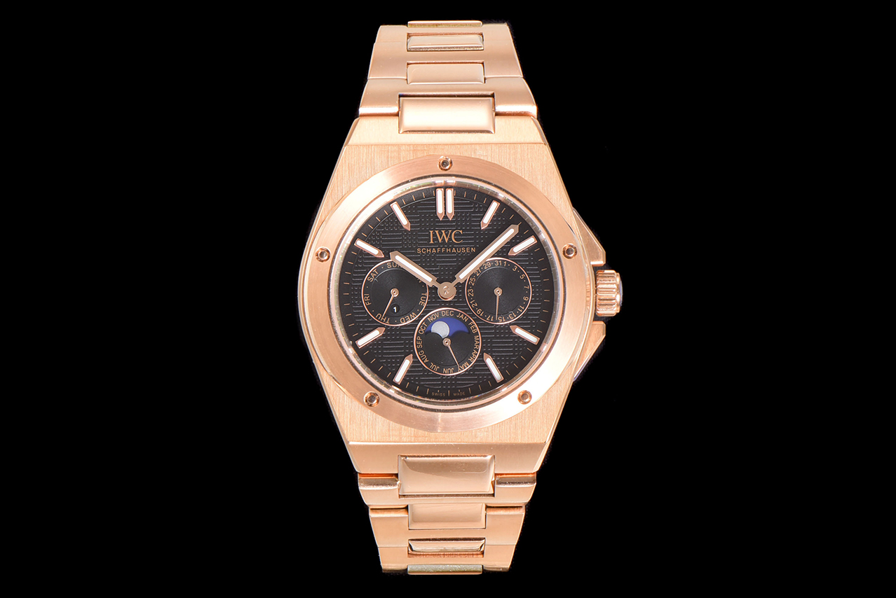 NO:879109,Platinum KR new product IWC Ingenieur series perpetual calendar watch, the most complex watch in the replica world, all functions are synchronized with the original, and all function adjustments are controlled through the crown. 1 [Function introduction] The calendar is displayed at 3 o'clock, the day of the week is displayed at 9 o'clock, and the month and moon phase pointer is displayed at 6 o'clock. 2 [Fine workmanship] The shell adopts the same three-piece structure as the original, with a brushed middle, polished upper and lower shells, and a high-cost pot-lid-shaped sapphire to enhance the texture.  3 [Movement Performance] The size is 41.6mm. The movement adopts Tianjin caliber 82600, which is efficient and stable, and has a power time of more than 72 hours. It is equipped with a complex perpetual calendar module, and synchronizes all functions to achieve synchronization with the original adjustment through the crown. 4 [Notes] Because the perpetual calendar module is very complicated, the time will be adjusted before shipment. Customers can just wind it up and wear it after receiving it. Please do not adjust it easily. Due to the upgraded function of the movement, the adjustment needs to be done slowly.  KR’s masterpiece, welcome to appreciate it!  ,,iwc19860909白 金 KR新品 万国工程师系列万年历腕表,复刻界最复杂的腕表,所有功能同步原装,所有功能调节通过把头控制. 1【功能介绍】3点钟位置显示日历,9点钟位置显示星期,6点钟月份月相指针显示. 2【做工精细】外壳采用原版同样的三件套结构,中间拉丝,上下壳为抛光,镜面采用高成本的锅盖形蓝宝石,使其质感提升. 3【机芯性能】尺寸41.6mm,机芯采用天津机芯改82600,高效稳定,动力时间长达72小时以上,进行加装复杂的万年历模块,而且同步所有功能实现同步原装通过把头调节. 4【注意事项】由于万年历模块十分复杂在出货前都会调准时间,客户收到直接上链上手佩戴即可,请不要轻易乱调,由于机芯加装升级功能,调节需慢慢按调. KR匠心巨作,欢迎品鉴！,,iwc,Watch