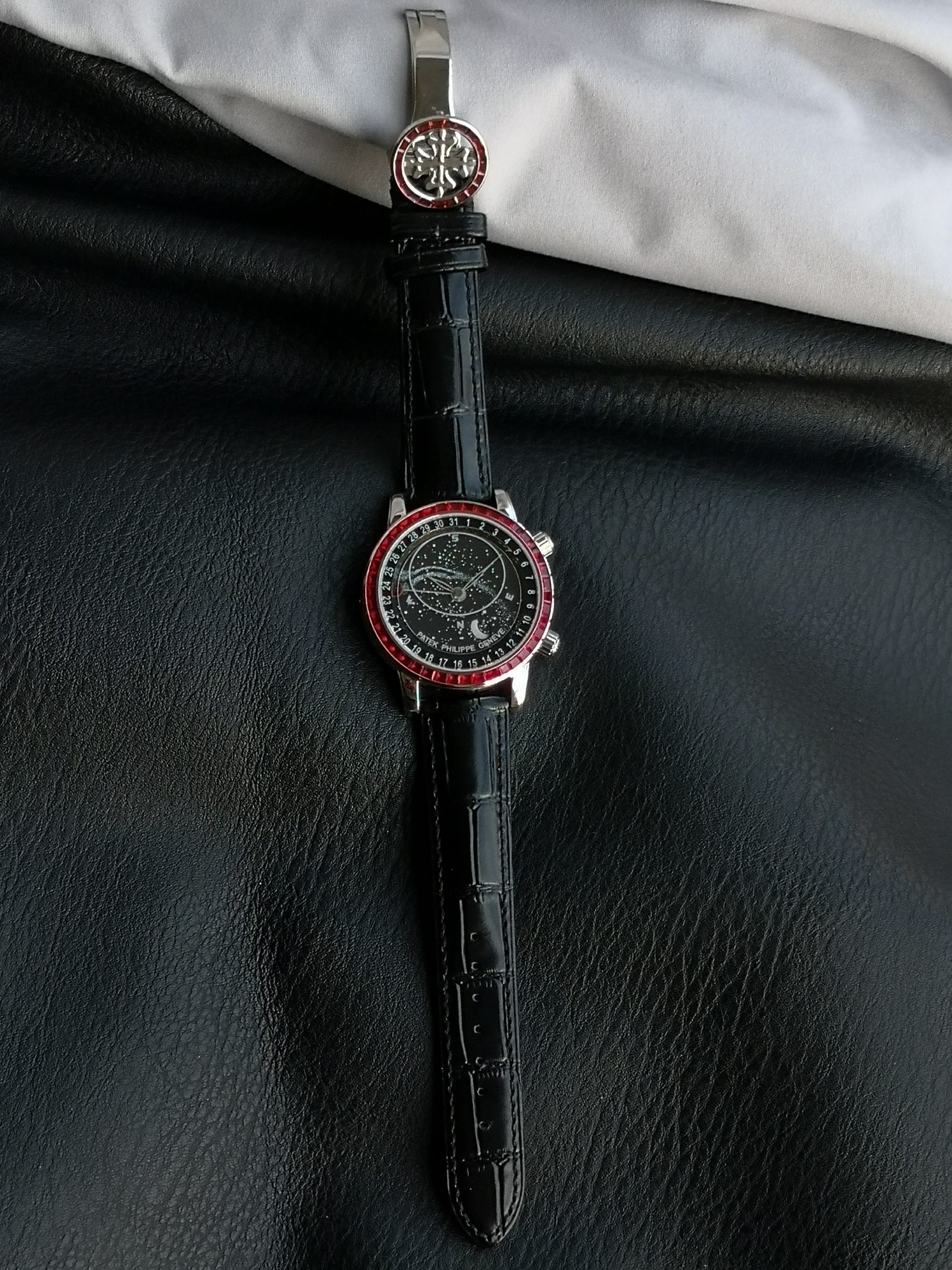 NO:641215,[3K Factory’s pinnacle new work] Patek Philippe PP-6104G Geneva Sky Series, the market’s top replica masterpiece, is here!  When the starry sky turns into the scenery on your wrist, 3K Factory spent two years crafting it to interpret the aesthetics of Patek Philippe's super complex functions to the extreme!  The clockwise calendar direction is corrected to be exactly the same as the official one, and the astrological function is almost perfect - the dial is engraved with the real sky map of Geneva, and matched with the original homologous enamel white moon phase. The moon automatically waxes and wanes with the natural cycle. Every time you raise your wrist, it is a dialogue with the starry sky.  Equipped with an original imported miyota fully automatic mechanical movement and modified Cla. movement, with an original pearl 18K gold automatic hammer, the travel time is accurate and stable, and the performance is comparable to the genuine product; the bezel is inlaid with 45 bright gems, and the buckle is embellished with 28 rare crystals, showing a luxurious texture between light and shadow; the micro-arched anti-glare treatment mirror has a three-dimensional and transparent refraction effect, allowing the details of the dial to be clearly visible, and the texture is upgraded to another level.  Produced by 3K, it must be a high-quality product!  Restore the essence of high-end watches with ultimate craftsmanship, and invite all watch lovers to appreciate the extraordinary charm of the starry sky between your wrists, patek philippe19860909【3K Factory 巅峰新作】百达翡丽PP-6104G 日内瓦苍穹系列 市场顶级复刻神作震撼来袭！ 当星空化作腕间风景,3K Factory耗时两年匠心雕琢,将百达翡丽超级复杂功能美学演绎到极致！修正与官方完全一致的顺时针日历方向,星象功能直逼完美境界——表盘复刻日内瓦真实苍穹图,搭配原装同源搪瓷白月相,月亮随自然周期自动阴晴圆缺,每一次抬腕都是与星空的对话. 搭载原装进口miyota全自动机械机芯改制Cla.机芯,搭配原装珍珠18K金自动锤,走时精准稳定,性能媲美正品；表圈镶嵌45颗璀璨宝石,表扣点缀28颗珍稀晶石,光影流转间尽显奢华质感；微拱形防眩目处理表镜,折射效果立体通透,让表盘细节清晰可见,质感再升一级. 3K出品,必属精品！以极致工艺还原高端腕表的精髓,邀各位表友共鉴腕间星空的非凡魅力,,patek philippe,Watch