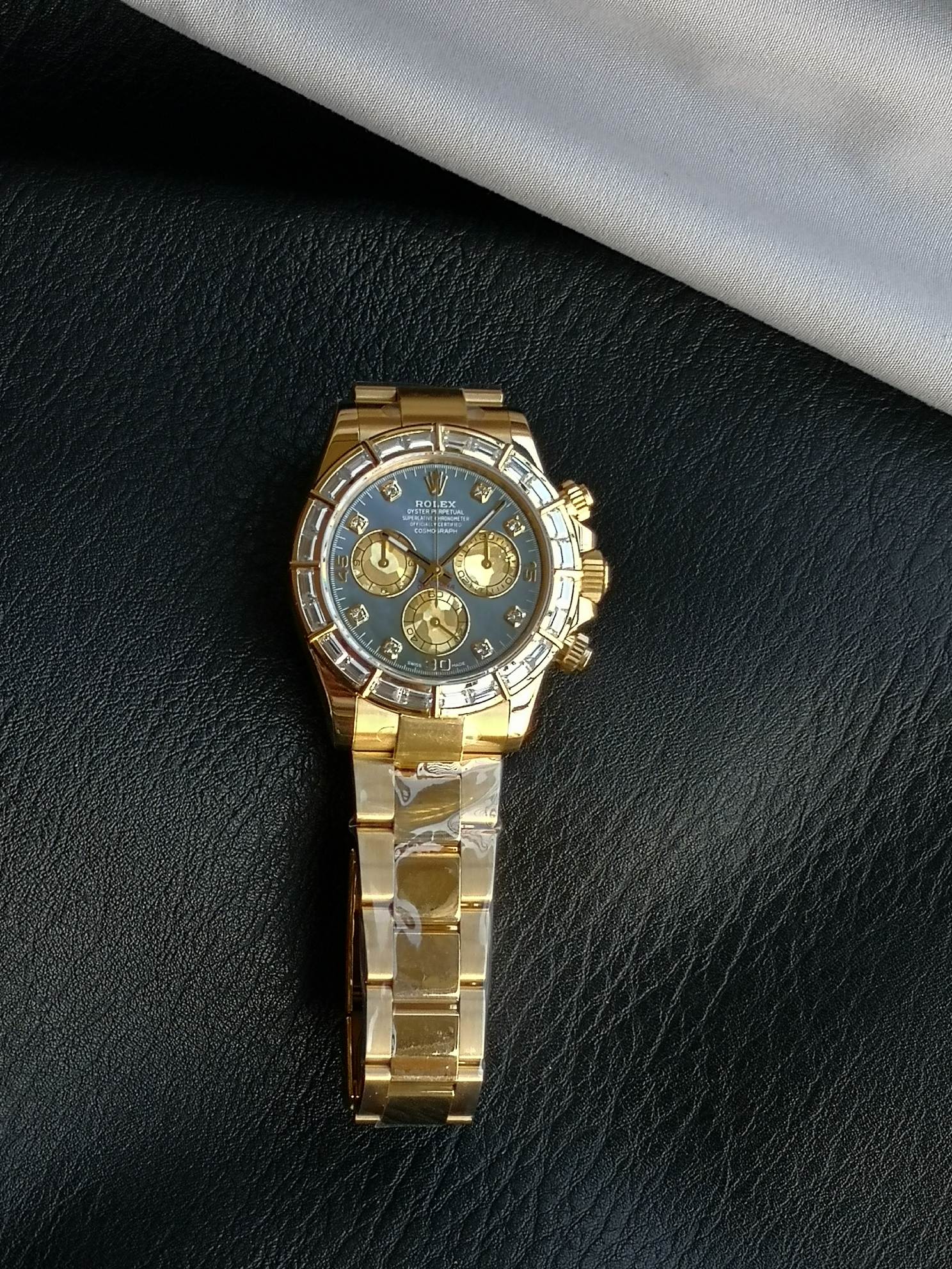 NO:687701,PPM modification, hidden bamboo diamond Daytona / using real Moissanite diamond ring mouth / built-in 4801 movement, the original movement can be used. In the long river of time, every watch carries a unique story and memory. However, when classic design meets modern creativity, when traditional craftsmanship meets the pursuit of individuality, a wonderful revolution in watch modification begins.  Watch modification is by no means a simple replacement of parts or modification of appearance, but an in-depth exploration and reinterpretation of the art of watchmaking. It is the perfect fusion of tradition and innovation, and the passionate collision of mechanical craftsmanship and fashion aesthetics. Every modification is like giving a new life to the watch, allowing it to bloom with unique brilliance as the years go by.  Our team of modification masters is composed of a group of professionals who are passionate and dedicated to the art of watches. They are proficient in every detail of the watchmaking process, from the fine adjustment of the movement to the careful design of the dial, from the material selection of the strap to the personalized customization of the bezel. They have devoted their efforts and wisdom to everything. With their superb skills and rich experience, they can turn your dream watch into reality and create a timepiece of art that is exclusive to you.  The modified watch not only has a new look in appearance, but also achieves a qualitative leap in performance and function. We use top watchmaking materials, such as luxurious carbon fiber, bright gemstones, etc., to give the watch excellent texture and durability. At the same time, through the optimization and upgrading of the movement, the accuracy and stability of the watch are improved, allowing you to enjoy the fashionable charm while also feeling the ultimate essence of watchmaking craftsmanship.  Whether it is a classic replica that pursues retro charm, or a fashion innovation that showcases modern technology; whether it is a unique customization that highlights your personal taste, or a cross-border design that incorporates multicultural elements, we can meet your every need and expectation for watch modifications. Let your watch no longer be a cookie-cutter timekeeping tool, but a fashion accessory that highlights your unique style and personality, and a focus piece that you can confidently wear on any occasion.  In this ever-changing era, let us embark on an extraordinary journey of watch modification together, reshape time with creativity and enthusiasm, and make every passing second a wonderful bloom of personality and taste.,19860909PPM改装,隐藏款竹节钻迪通拿/采用真莫桑钻圈口/内置4801机芯,可原装机芯. 在时光的长河中,每一块手表都承载着独特的故事与记忆.然而,当经典的设计遇上现代的创意,当传统的工艺邂逅个性的追求,一场关于手表改装的奇妙变革就此拉开帷幕. 手表改装,绝非简单的零件替换或外观修饰,而是一场对制表艺术的深度探索与重新演绎.它是传统与创新的完美融合,是机械工艺与时尚美学的激情碰撞.每一次改装,都如同赋予了手表新的生命,让它在岁月的流转中绽放出独一无二的光彩. 我们的改装大师团队,由一群对手表艺术充满热忱与执着的专业人士组成.他们精通制表工艺的每一个细节,从机芯的精细调校到表盘的精心设计,从表带的材质选择到表圈的个性定制,无一不倾注着他们的心血与智慧.凭借着精湛的技艺和丰富的经验,他们能够将您心中的梦想手表变为现实,打造出专属于您的时间艺术品. 改装后的手表,不仅在外观上焕然一新,更在性能与功能上实现了质的飞跃.我们选用顶级的制表材料,如奢华的碳纤维、璀璨的宝石等,为手表赋予了卓越的质感与耐久性.同时,通过对机芯的优化升级,提升了手表的精准度与稳定性,让您在享受时尚魅力的同时,也能感受到制表工艺的极致精髓. 无论是追求复古韵味的经典复刻,还是展现现代科技感的时尚创新；无论是彰显个性品味的独特定制,还是融合多元文化元素的跨界设计,我们都能满足您对手表改装的每一个需求与期待.让您的手表不再是千篇一律的计时工具,而是成为彰显您独特风格与个性魅力的时尚配饰,是您在任何场合都能自信佩戴的焦点之作. 在这个瞬息万变的时代,让我们一同踏上手表改装的非凡之旅,用创意与热情重塑时光,让每一秒的流逝都成为个性与品味的精彩绽放.,,Watch