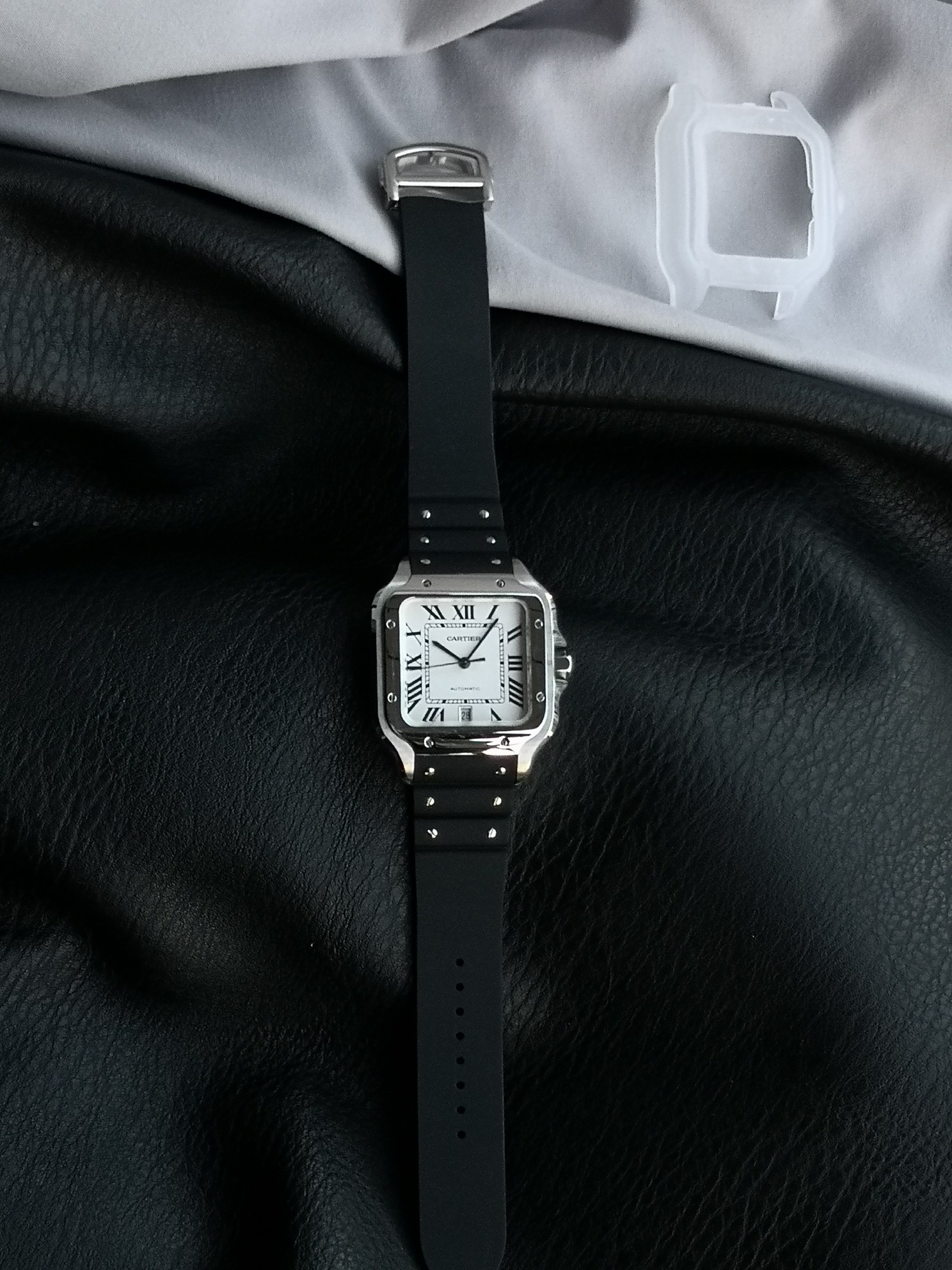 NO:670355,GF especially recommends square watches. Cartier Santos is definitely an unavoidable classic. This WSSA is considered to be a more personalized existence in the Santos series. The blue PVD bezel and blue dial complement each other, retaining Cartier's consistent French elegance, and adding a bit of vitality and modernity. The diameter of the watch is 39.8mm, and the thickness is also controlled at 9.  38mm, very comfortable. Looking at the details, the crown is set with blue synthetic multi-faceted spinel, which adds a lot of sophistication. There is also a date display window at 6 o'clock. The Roman numerals and hands of this watch use Super-LumiNova, so you can see the time clearly at a glance at night. The movement uses Cartier's self-made 1847  The MC self-winding movement has no problems with stability and reliability for daily wear. It is waterproof up to 3 meters. Generally speaking, this Santos is more suitable for users who value both the brand's tonality and want a watch that can take into account practicality.,,cartier19860909GF特别推荐提到方形表,卡地亚山度士绝对是绕不开的经典.这款WSSA算是山度士系列中比较有个性的存在.蓝色PVD表圈和蓝色表盘相得益彰,既保留了卡地亚一贯的法式优雅,又增添了一点活力和现代感.表径39.8mm,厚度也控制在9.38mm,舒适感很不错.从细节上看,表冠镶有蓝色合成多切面尖晶石,增添了许多精致感.6点钟还设置了日期显示窗口.这款表的罗马数字时标以及指针使用了Super-LumiNova,晚上一眼也能看清时间.机芯采用了卡地亚自制的1847 MC自动上链机芯,在稳定性和日常佩戴的可靠性上没有问题.防水达到米.总的来说,这款山度士更适合那些既看重品牌调性,又希望腕表能兼顾实用性的用户.,,cartier,Watch