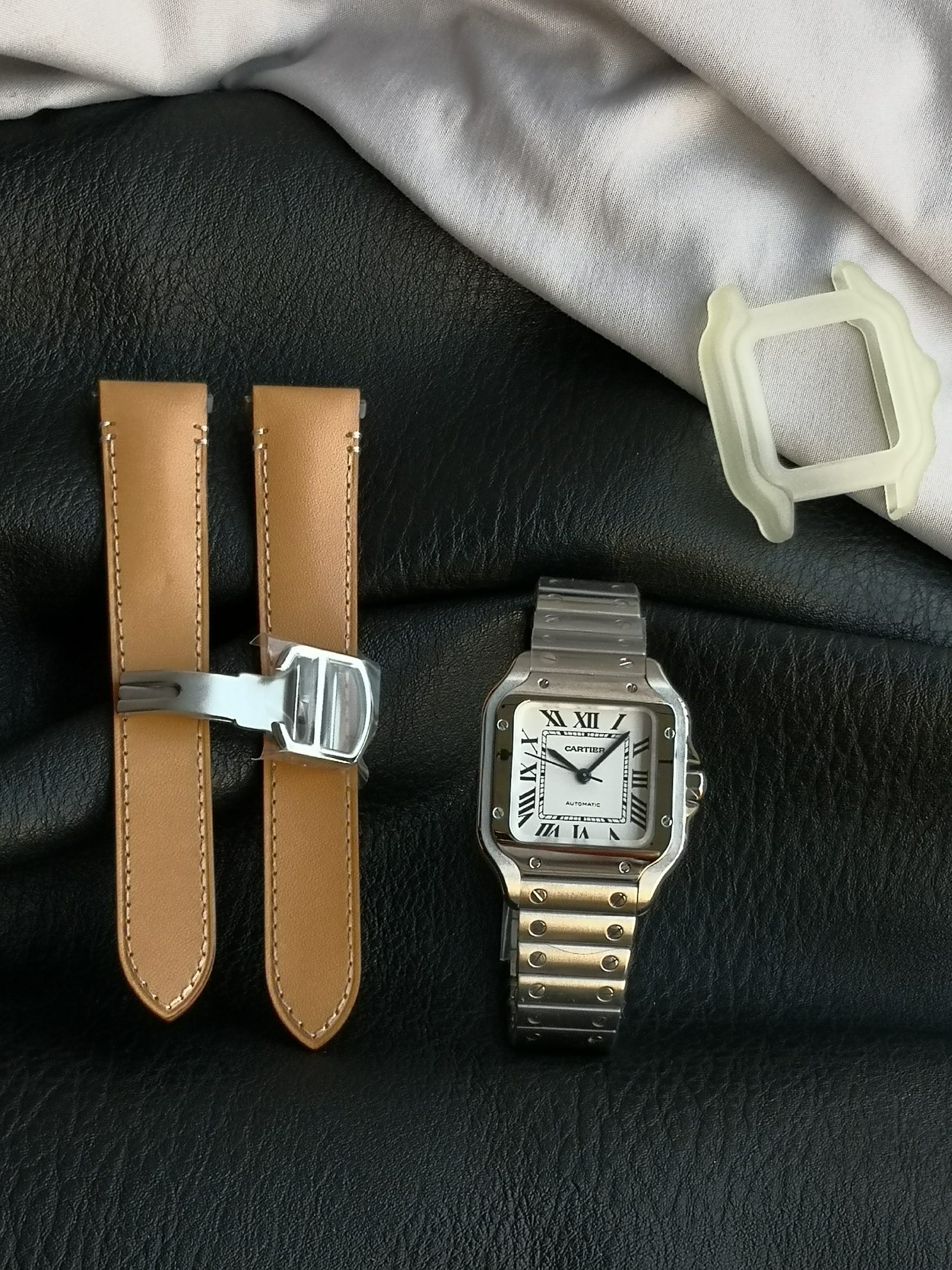 NO:670352,GF Christmas special recommends the Cartier Santos series WSSA0029 watch, stainless steel case bracelet (folding buckle), equipped with 'DmartLink' bracelet adjustment device. Second calfskin strap, sapphire crystal glass, silver-plated pearlescent dial, sword-shaped stainless steel hands, equipped with imported automatic mechanical movement, size 35.1 mm.,,cartier,cowhide19860909GF圣诞特别推荐卡地亚山度士系列WSSA0029腕表,精钢表壳表链(折叠扣),配备'DmartLink'表链调节装置.第二条小牛皮表带,蓝宝石水晶玻璃,镀银珠光表盘,剑形精钢指针,搭载进口型自动机械机芯,尺寸35.1毫米.,,cartier,cowhide,Watch