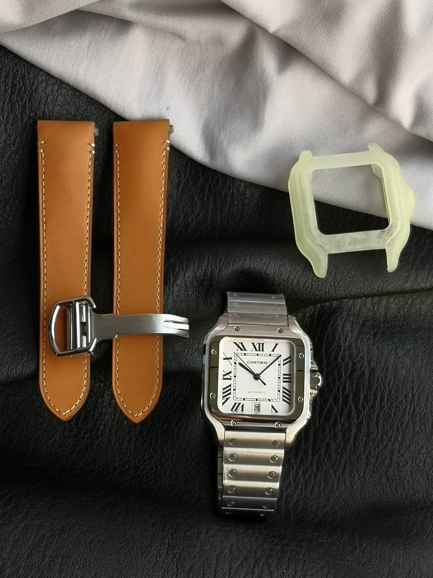 NO:670347,GF Christmas special recommends the Cartier Santos series WSSA watch, stainless steel case bracelet (folding buckle), equipped with 'DmartLink' bracelet adjustment device. Second calfskin strap, sapphire crystal glass, silver-plated pearlescent dial, sword-shaped stainless steel hands, equipped with imported automatic mechanical movement, size 39.8 mm.,,cartier,cowhide19860909GF圣诞特别推荐卡地亚山度士系列WSSA腕表,精钢表壳表链(折叠扣),配备'DmartLink'表链调节装置.第二条小牛皮表带,蓝宝石水晶玻璃,镀银珠光表盘,剑形精钢指针,搭载进口型自动机械机芯,尺寸39.8毫米.,,cartier,cowhide,Watch