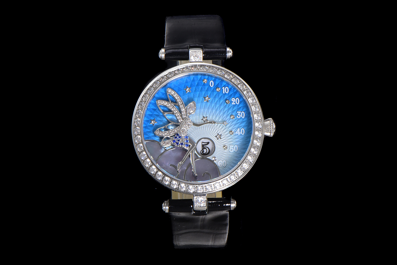 NO:726691,Under the angelic night sky produced by Sophie, the numbers in the mother-of-pearl display window (6 o'clock) represent the hours. The numbers 0 to 60 on the right side of the dial represent the minutes, which are indicated by the fairy's magic wand. Thanks to the retrograde movement, the magic wand gradually slides from the number 0 to the number 60, and then automatically jumps back to the number 0 in an instant.  Start a new round of timekeeping. The watch is equipped with a Swiss quartz custom-made movement, equipped with jumping hours and retrograde minute modules exclusively developed for Van Cleef & Arpels. Its exquisite design and innovative mechanical expression made this watch win the GHG Geneva Haute Horlogerie Awards 'Best Complex Function Women's Watch' award.,,van  Cleef19860909苏菲出品天使夜空下,珍珠母贝显示窗里的数字（6点位）,代表小时.表盘右侧的数字0至60,代表分钟,由仙子的魔法棒指示.得益于逆跳机芯,魔法棒从数字0逐渐滑动到数字60,之后便会瞬间自动跳回数字0,开始新一轮走时.腕表内部搭载瑞士石英定做机芯,配备为梵克雅宝独家研发的跳时和逆跳分钟模块,精美的设计和创新机械的表达,令这款腕表摘得GHG日内瓦高级钟表大赏“最佳复杂功能女士腕表”殊荣.,,van cleef,Watch