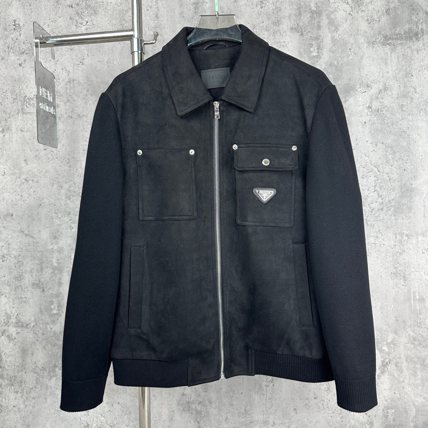 普拉达Prada秋冬新款，客供色织面料拼接麂皮绒大翻领双口袋设计夹克外套荣耀呈现！ 探索时尚前沿，感受材