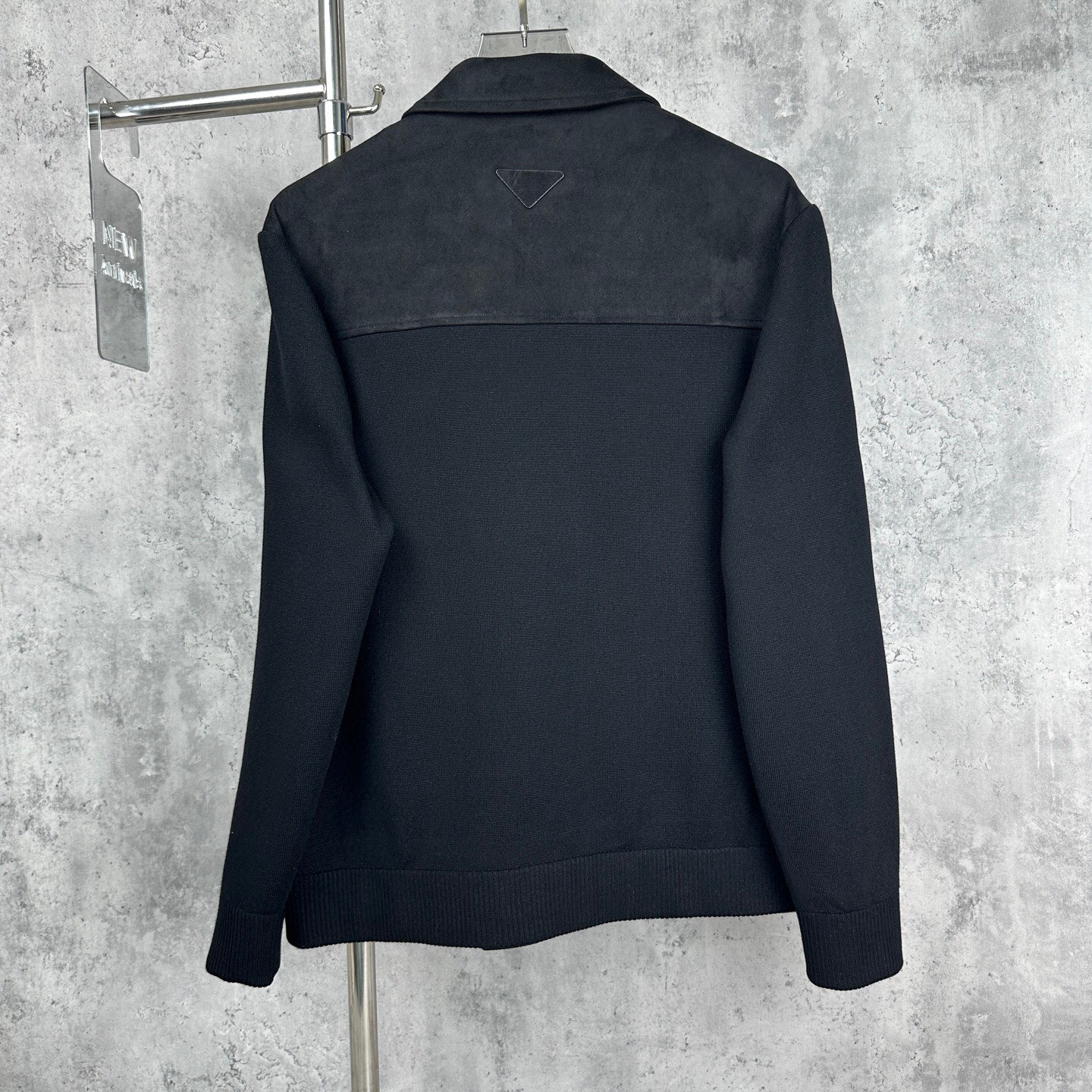 普拉达Prada秋冬新款，客供色织面料拼接麂皮绒大翻领双口袋设计夹克外套荣耀呈现！ 探索时尚前沿，感受材