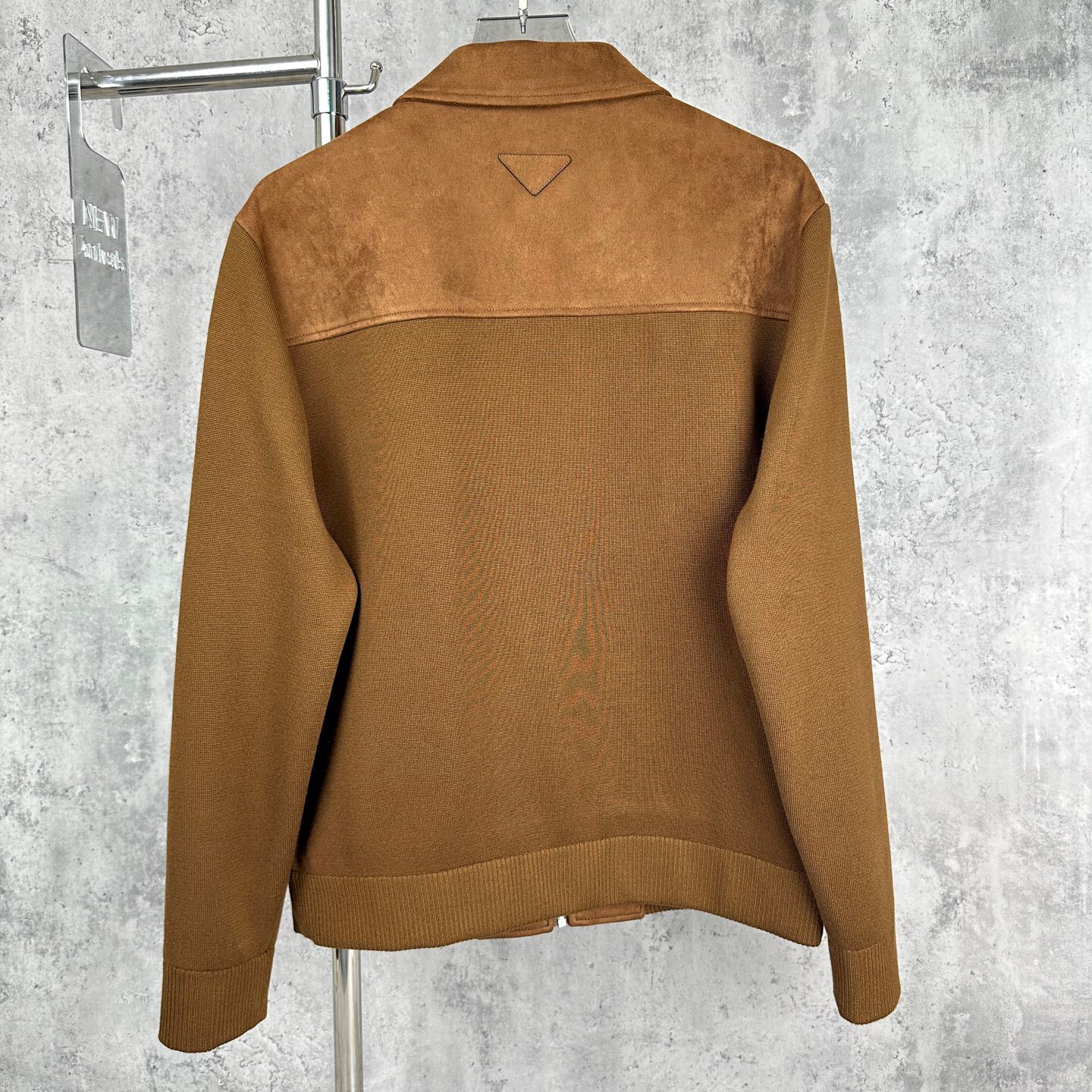 普拉达Prada秋冬新款，客供色织面料拼接麂皮绒大翻领双口袋设计夹克外套荣耀呈现！ 探索时尚前沿，感受材