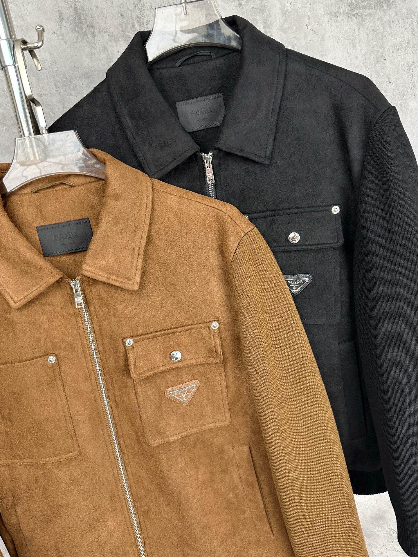 普拉达Prada秋冬新款，客供色织面料拼接麂皮绒大翻领双口袋设计夹克外套荣耀呈现！ 探索时尚前沿，感受材